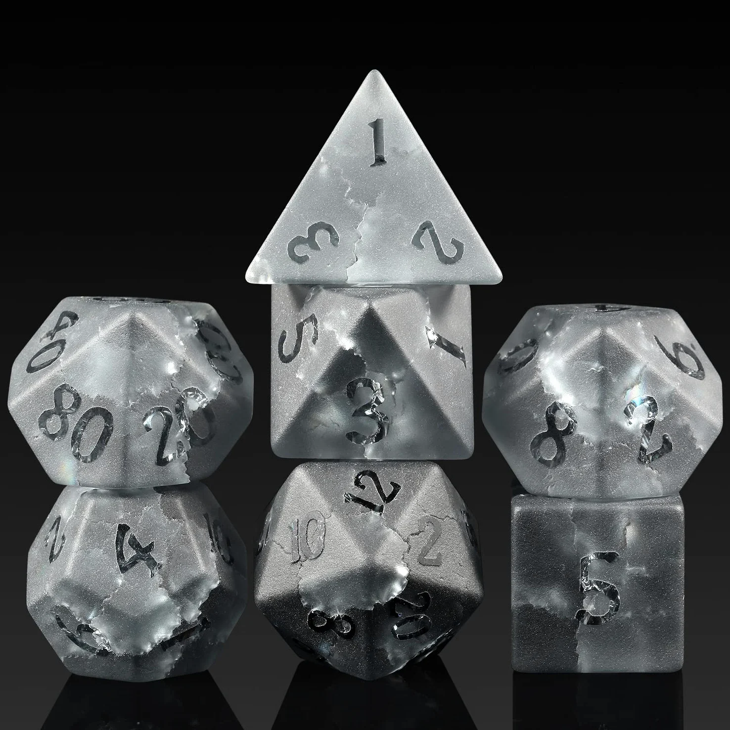 Lot de 7 dés DND en verre craquelé en zircon noir avec excellent étui cadeau pour jeu de table Donjons DND et dragon (verre noir avec chiffres rasés)