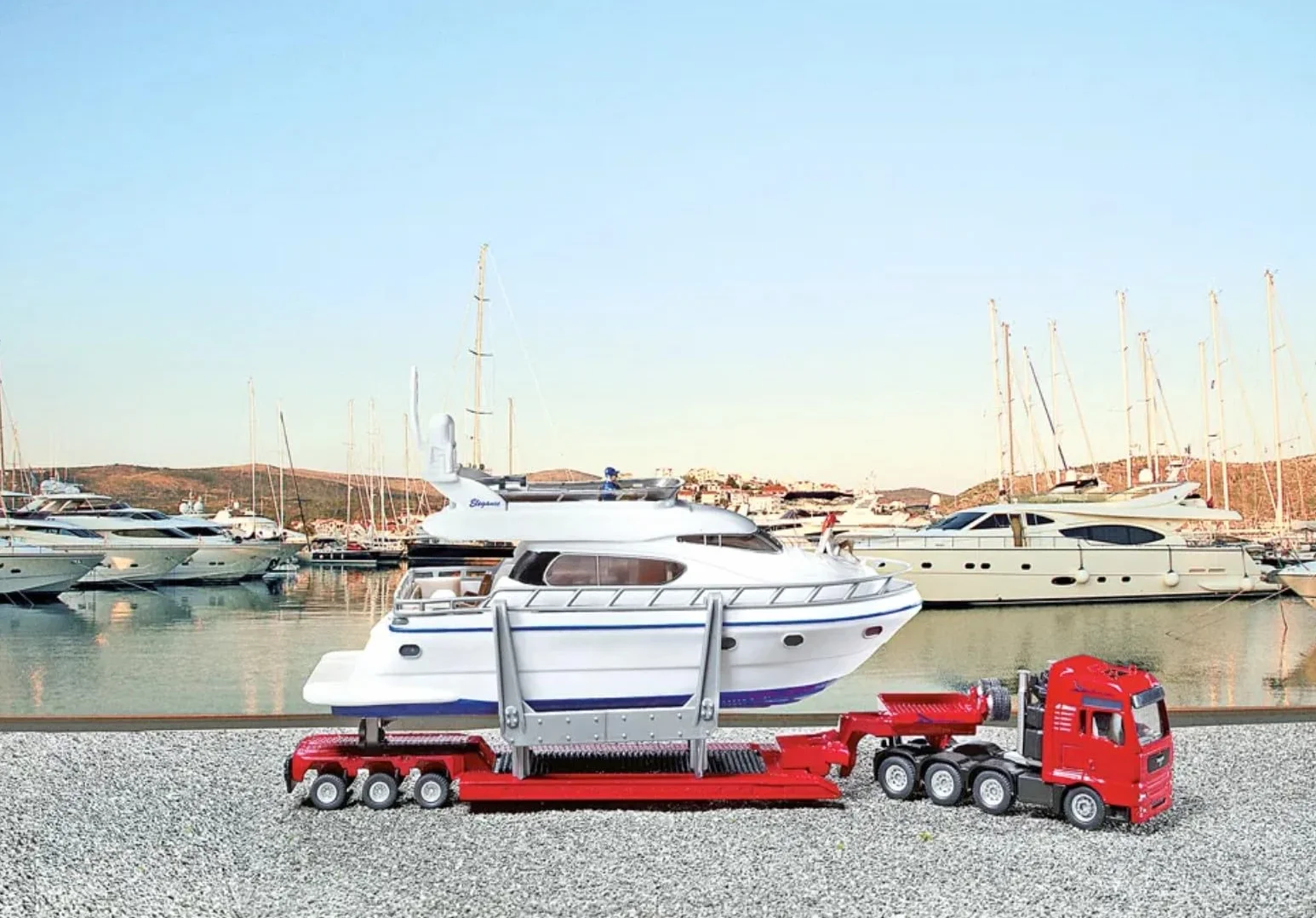 SIKU 1849 Transporteur de Poids Lourds avec Yacht 1:87 Métal Plastique Multicolore