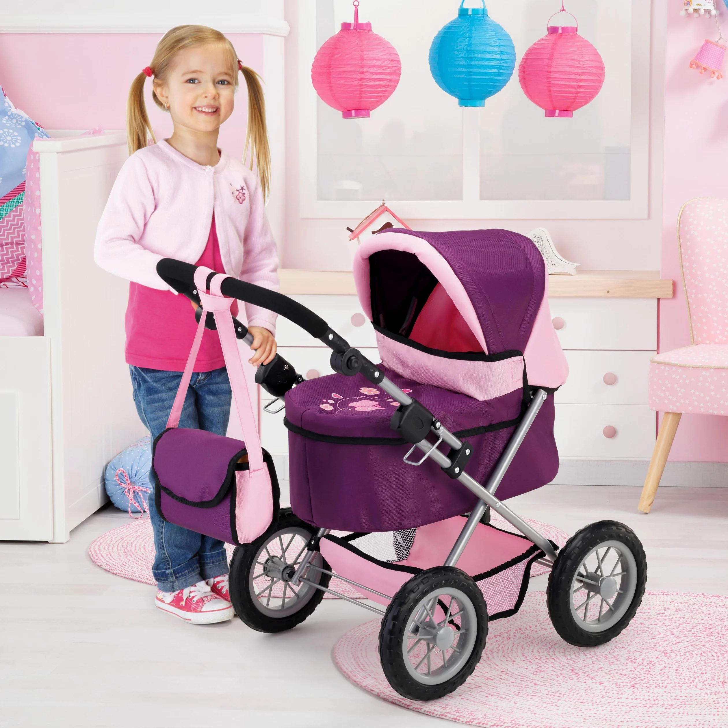Bayer Design 13057AB Poussette Landau pour poupée Trendy avec lit, Landau réglable, Pliable, Sac à bandoulière, Prune, ‎67 x 41 x 68 cm | poignée réglable en hauteur, pliable, grandes roues, lit de poupée pour encore plus de jeux de rôle, à partir de 3 an