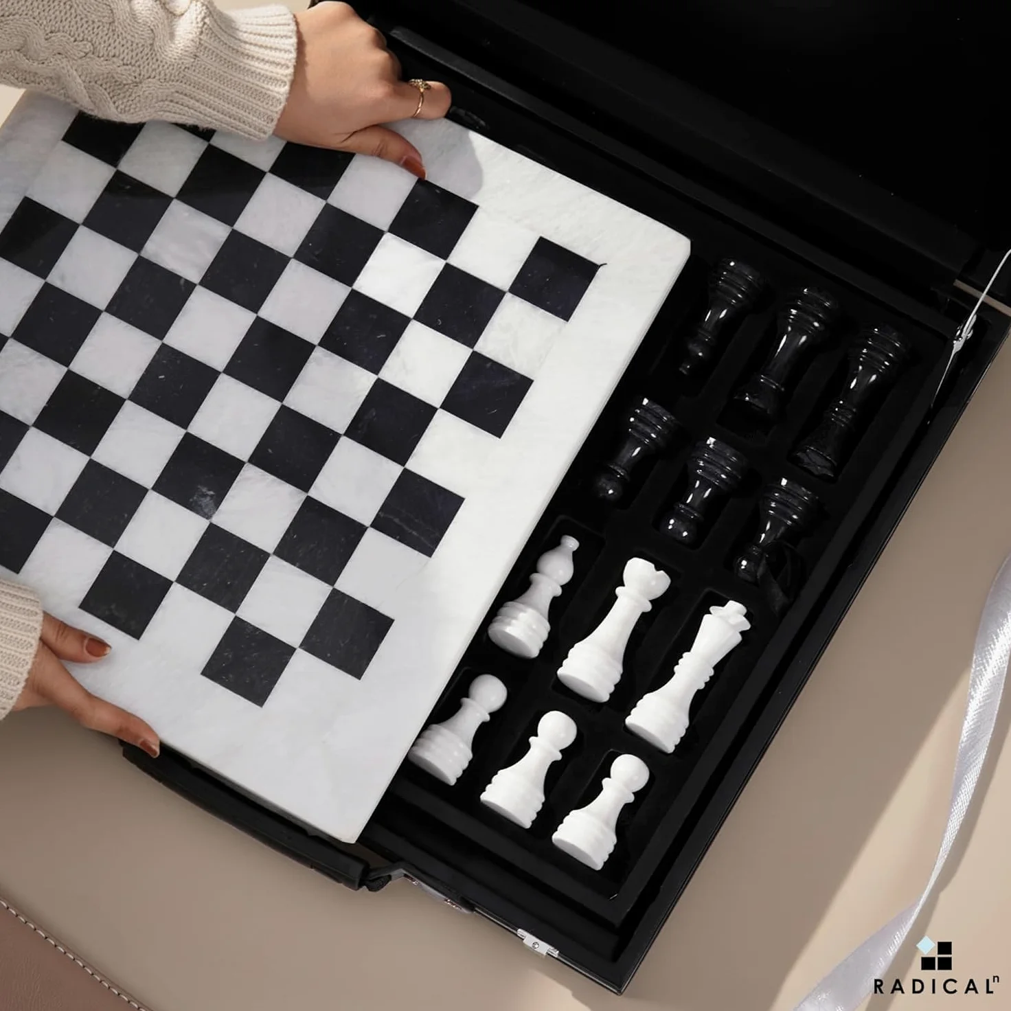 RADICALn Jeu d'échecs Complet lesté Blanc et Noir de 38,1 cm avec boîte de Rangement – ​​Jeux d'échecs de Tournoi en marbre de Style Staunton et Ambassador pour Adultes