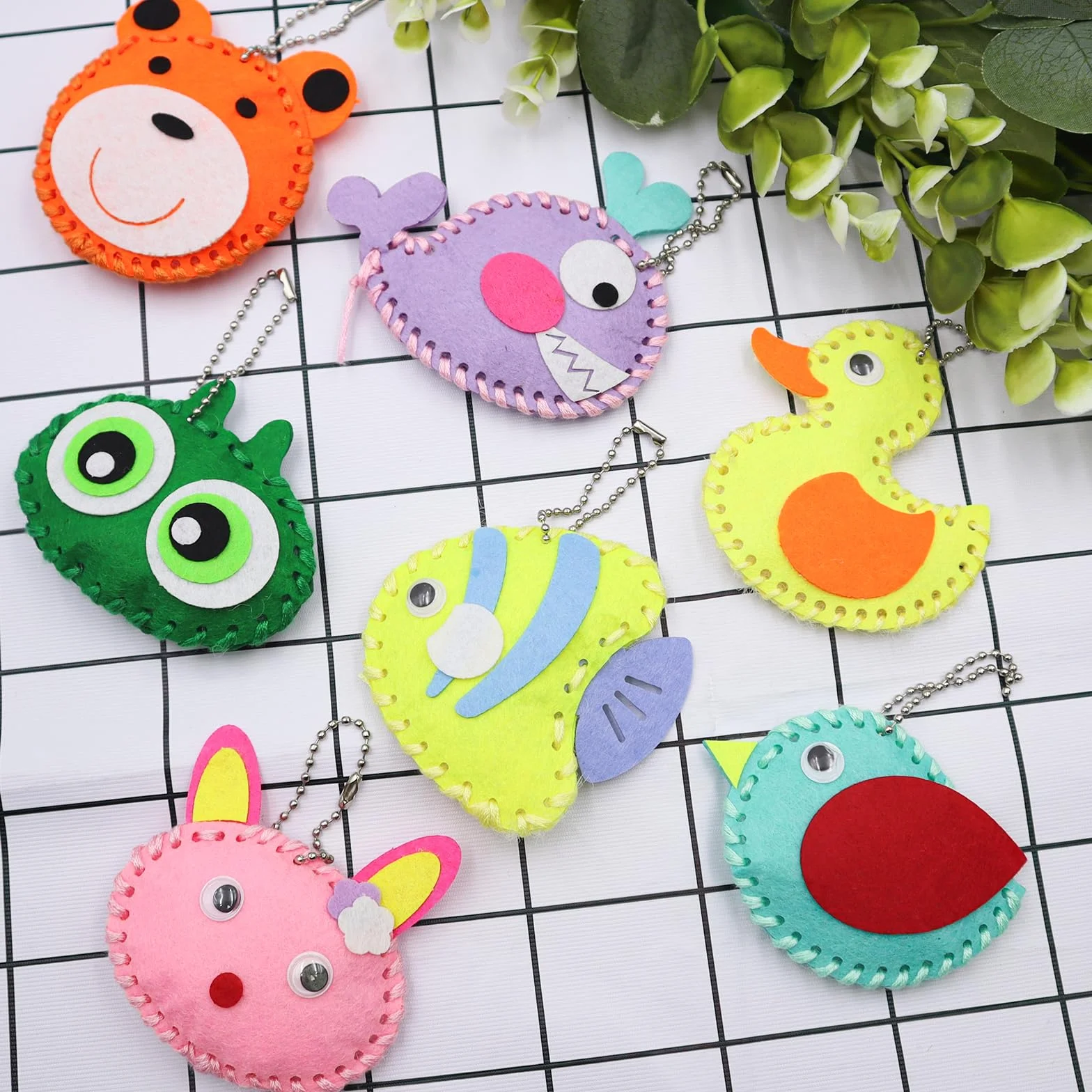 Kit Couture Enfant Forêt Animaux en Feutre 12 Pièces DIY Jouets à Coudre avec Ciseaux pour Enfants 6 Ans+