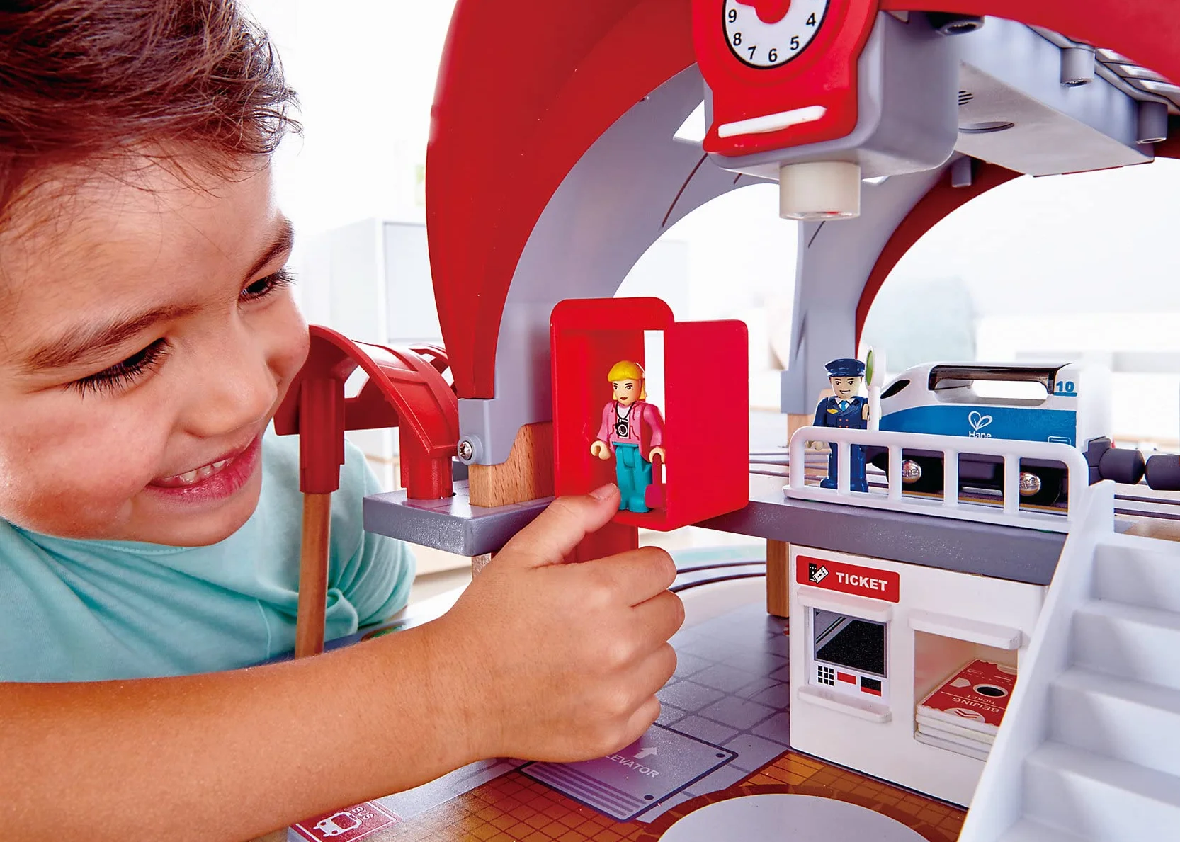 Jouet Hape Grande Gare Urbaine pour Circuit Train Bois - 45 Pièces - Compatible Circuits Traditionnels
