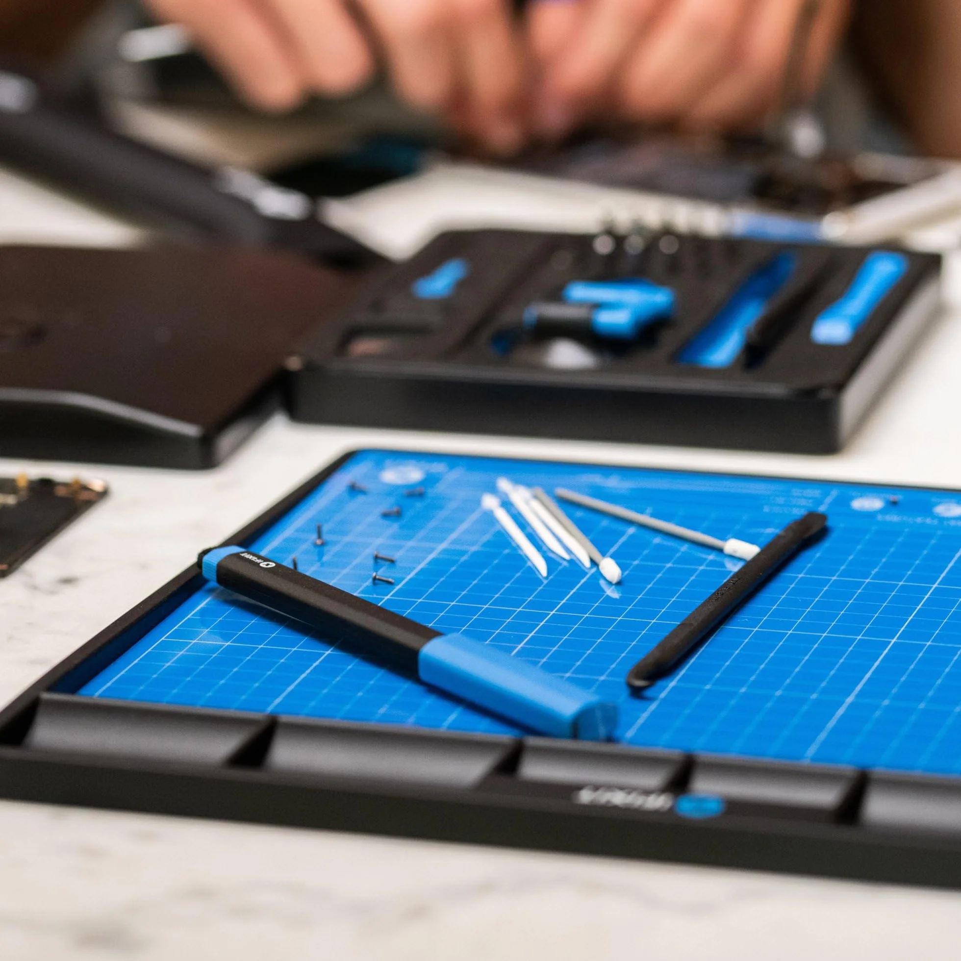 iFixit FixMat tapis de travail magnétique antistatique inscriptible avec stylo pour réparations électroniques