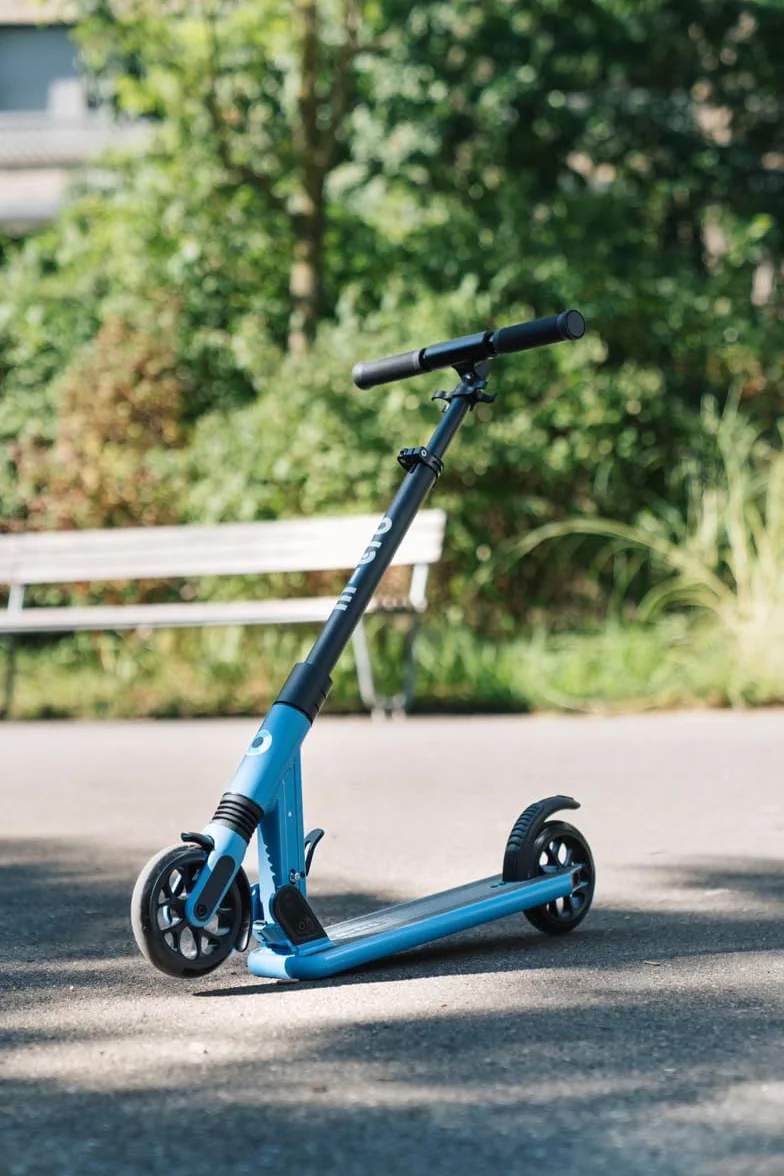 Micro | Trottinette Enfant Suspension Sprite | Trottinette compacte et Pliable | Apprentissage de l'équilibre | Guidon Ajustable | 2 Roues | 8+ Ans