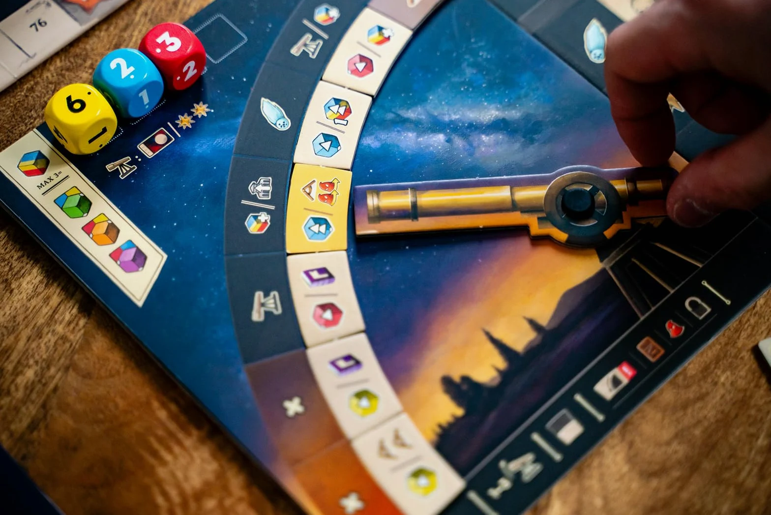 Capstone Games Galileo Galilei - Jeu de société - Eurogame à sélection d’Actions - Jeu Familial - 1 à 4 Joueurs - Anglais - À partir de 14 Ans