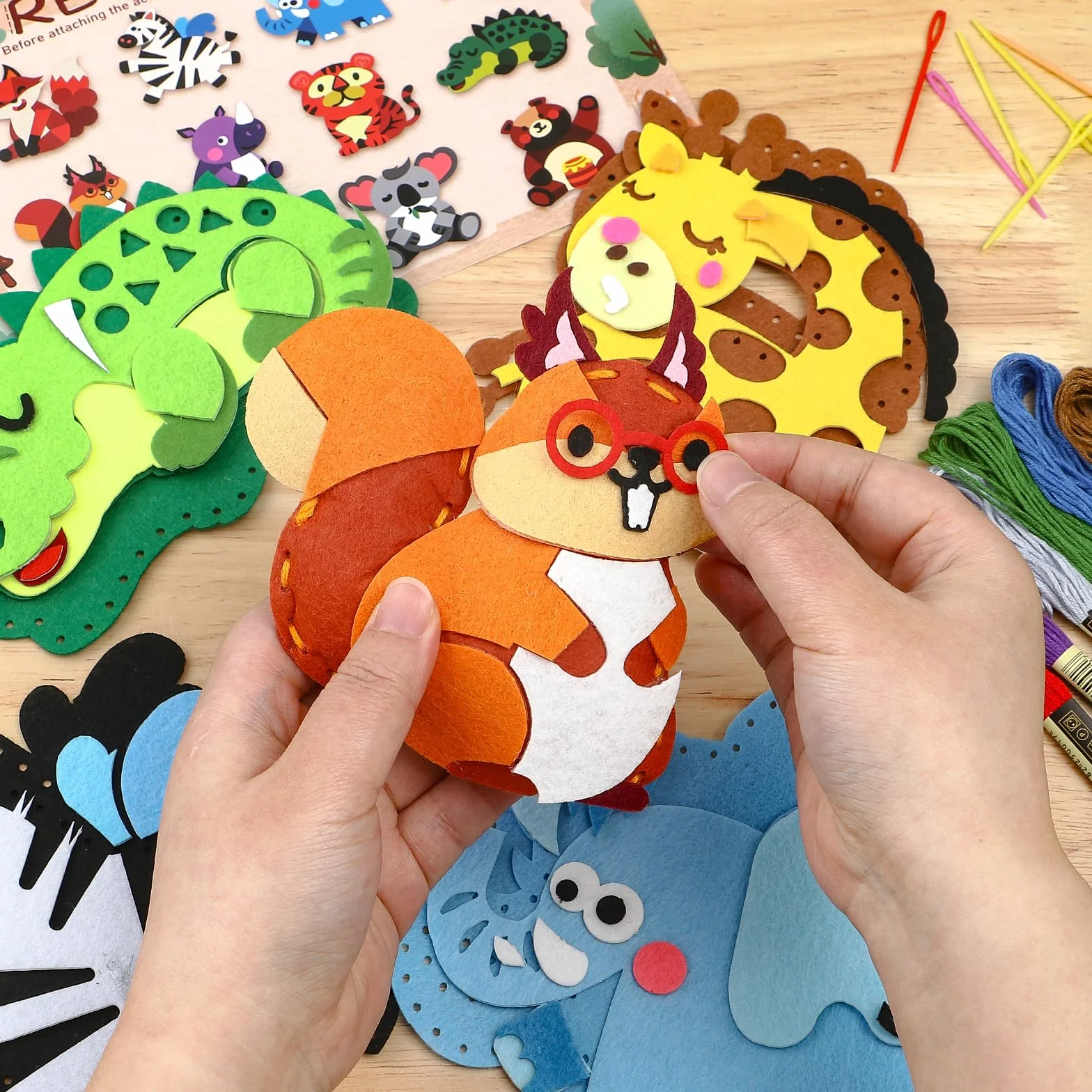 Toylink Kit Couture Enfant, Kit Créatif Bricolage avec 12 Feutres & Aiguilles Plastique, Cadeau 5-10 Ans Fille Garçon