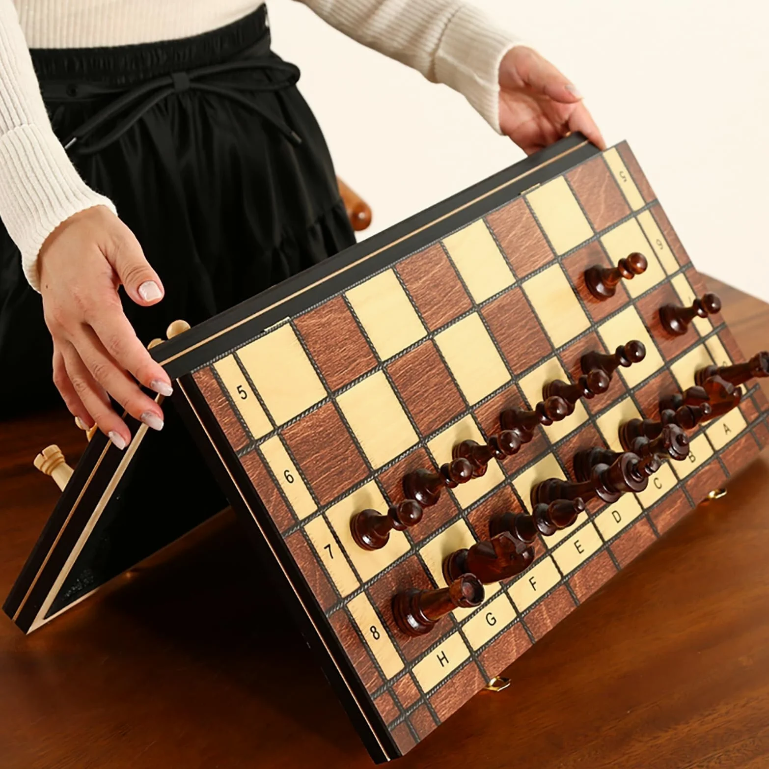 Grand jeu d'échecs de luxe en bois, parfait for les adultes et les débutants. Jeux de société au design pliable unique avec 2 reines.