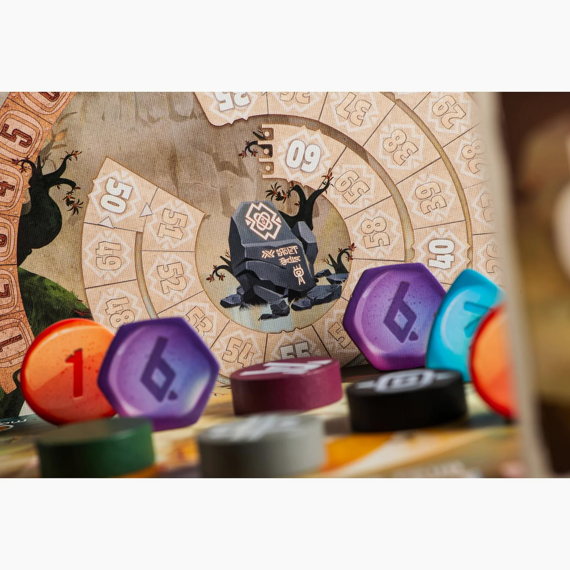 Renegade Game Studios: The Vale of Eternity – Jeu de Cartes de Collection Drafting & Set, domptez et chassez des Monstres et créatures fantastiques, à partir de 14 Ans, 2 à 4 Joueurs
