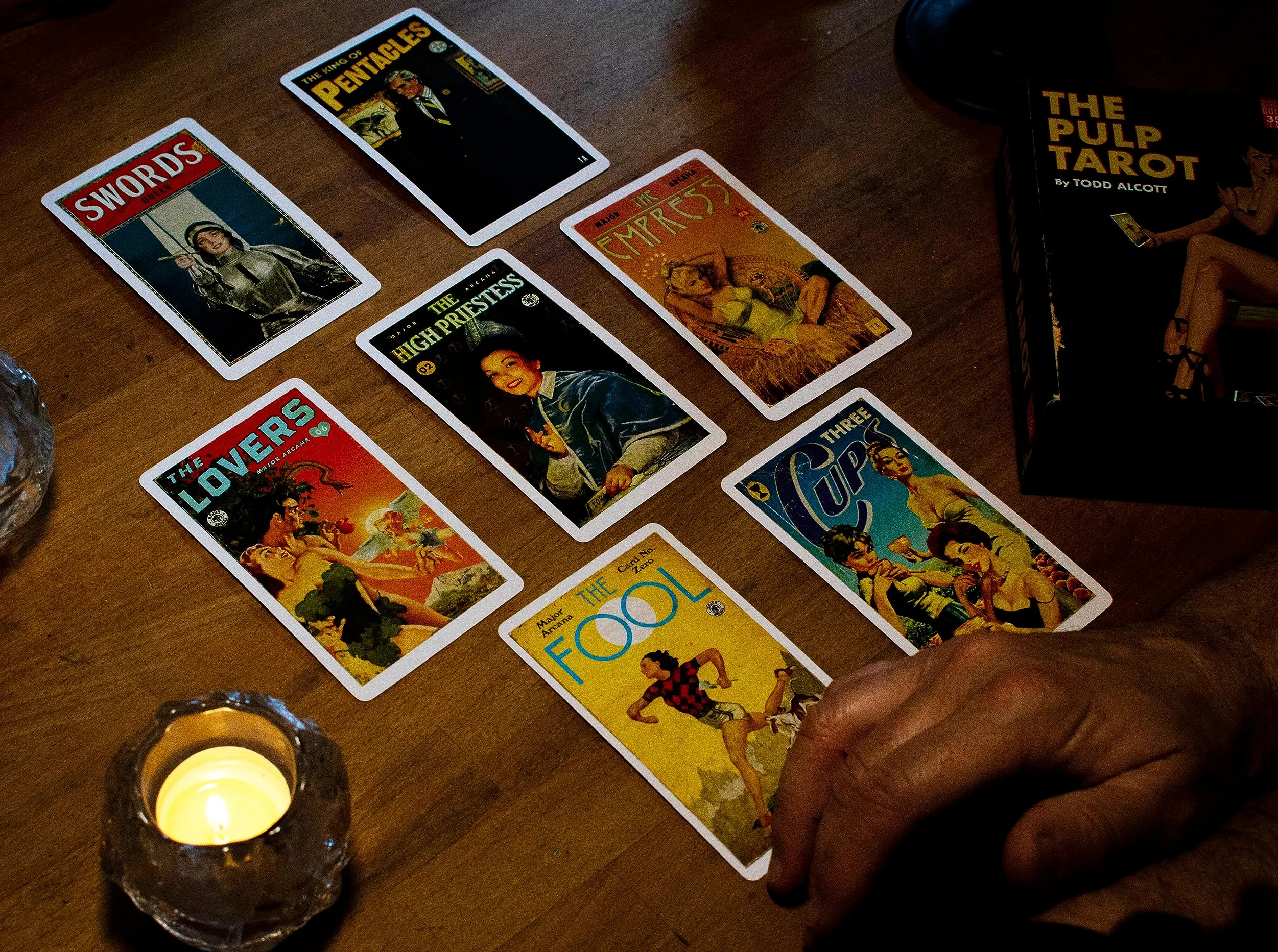 The Unemployed Philosophers Guild - Lot de 78 cartes de tarot sur le thème de Pulp Magazines - Avec personnages de l'histoire de Pulp Illustration - Jeu de tarot pour adulte - 12 ans et plus