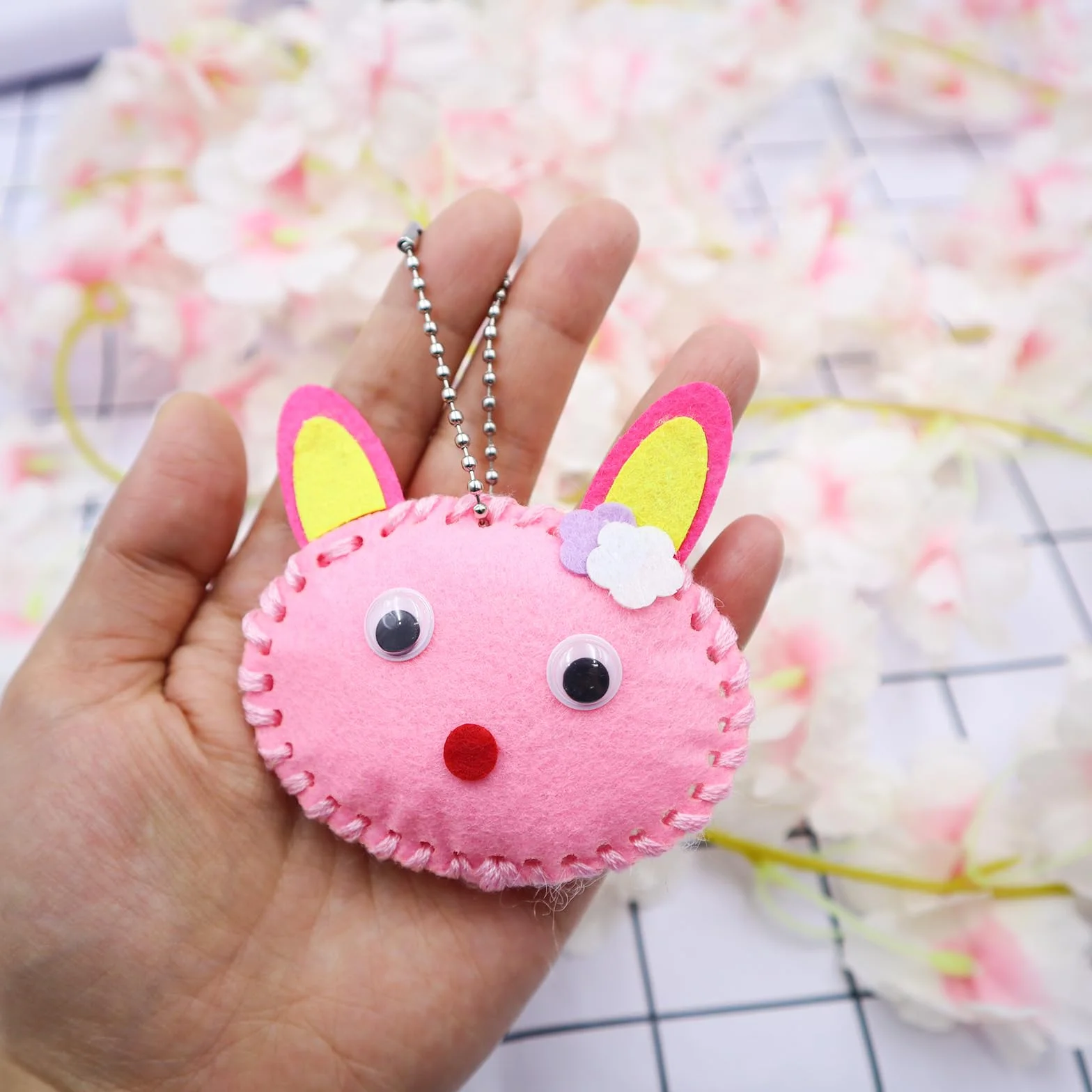 Kit Couture Enfant Forêt Animaux en Feutre 12 Pièces DIY Jouets à Coudre avec Ciseaux pour Enfants 6 Ans+