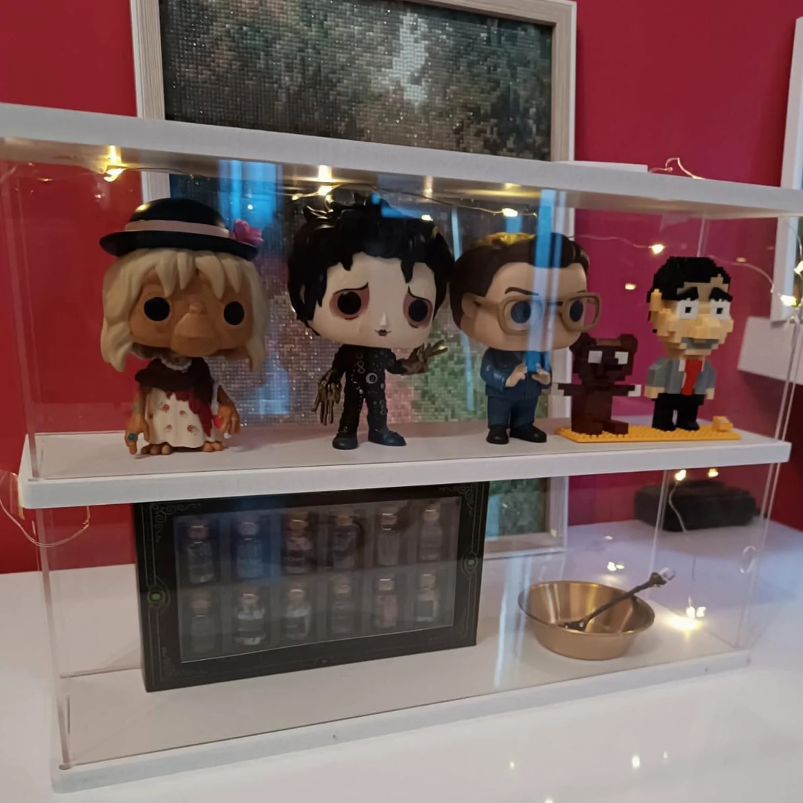 Vitrine Acrylique pour Funko Pop Figurine 11.5cm, Présentoir deux Éages Vitrine Acrylique Boîte Plexiglas Transparente pour Popmart Voitures Collection 1/32 1/43 Miniatures, Base Blanc 39.5x9.6x27.5cm
