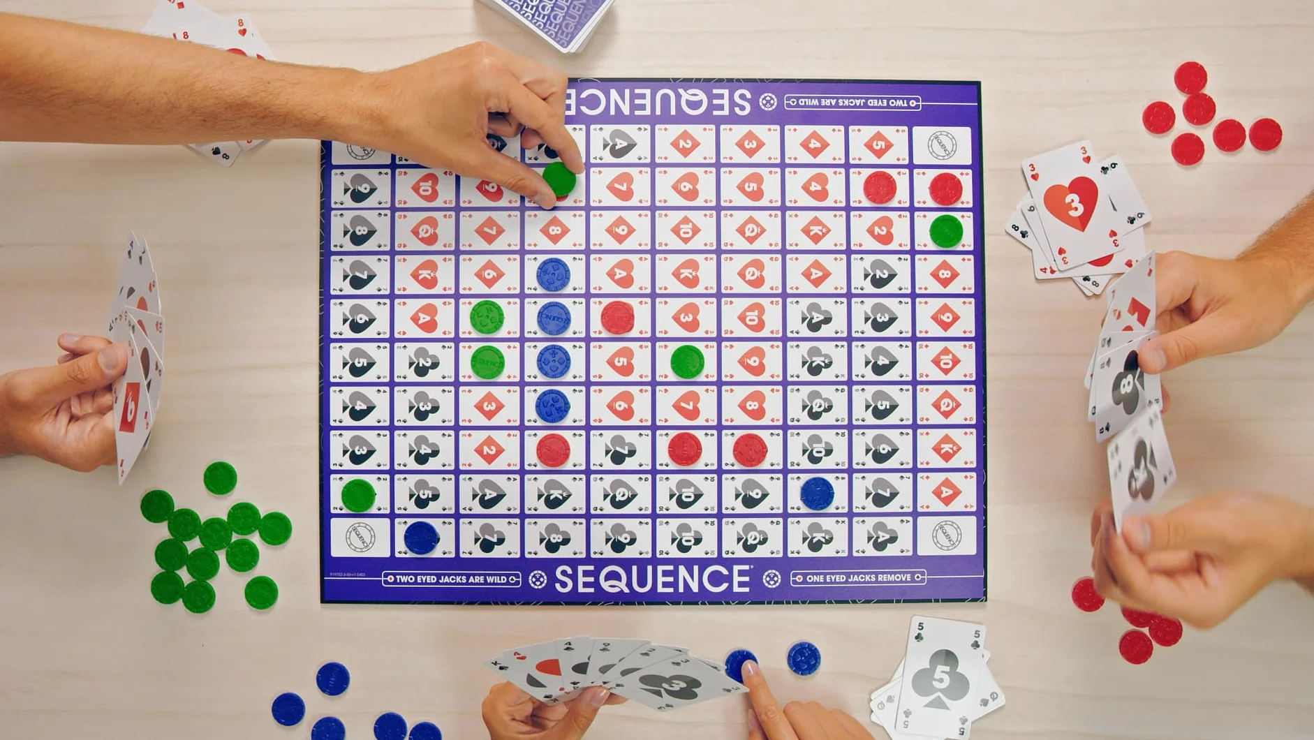 Sequence Jeu de Société Famille Enfants dès 7 Ans - Alignez 5 Pions - Jeu de Stratégie avec Rebondissements - Jeu de Cartes - 2 à 12 Joueurs