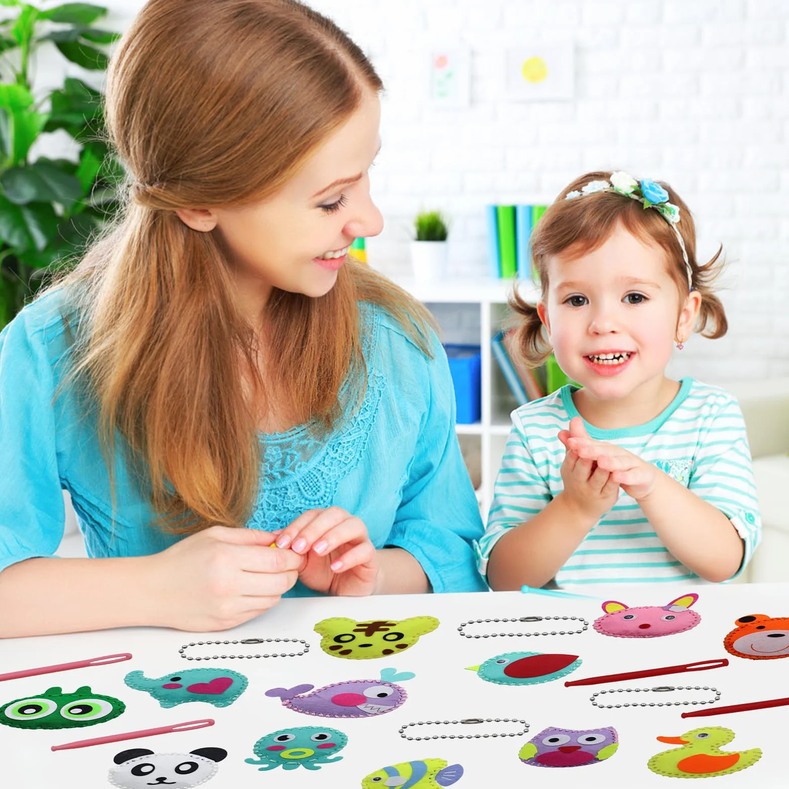 Kit Couture Enfant Forêt Animaux en Feutre 12 Pièces DIY Jouets à Coudre avec Ciseaux pour Enfants 6 Ans+