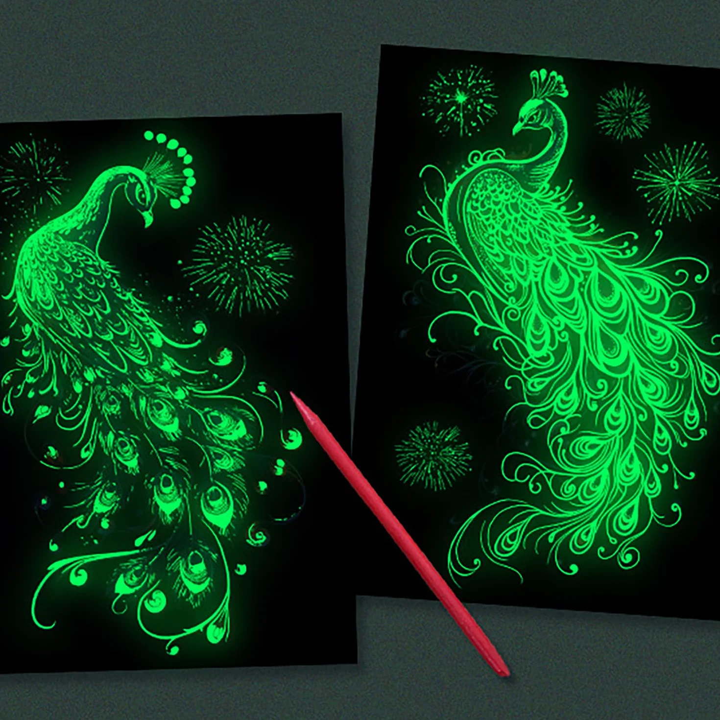 Peintures Carte à Gratter Scratch Painting Peacock Series 4 Feuilles 28,5x21 cm Papier Couché Couleur Glow in the Dark Avec Stylos Pour Adultes Enfants