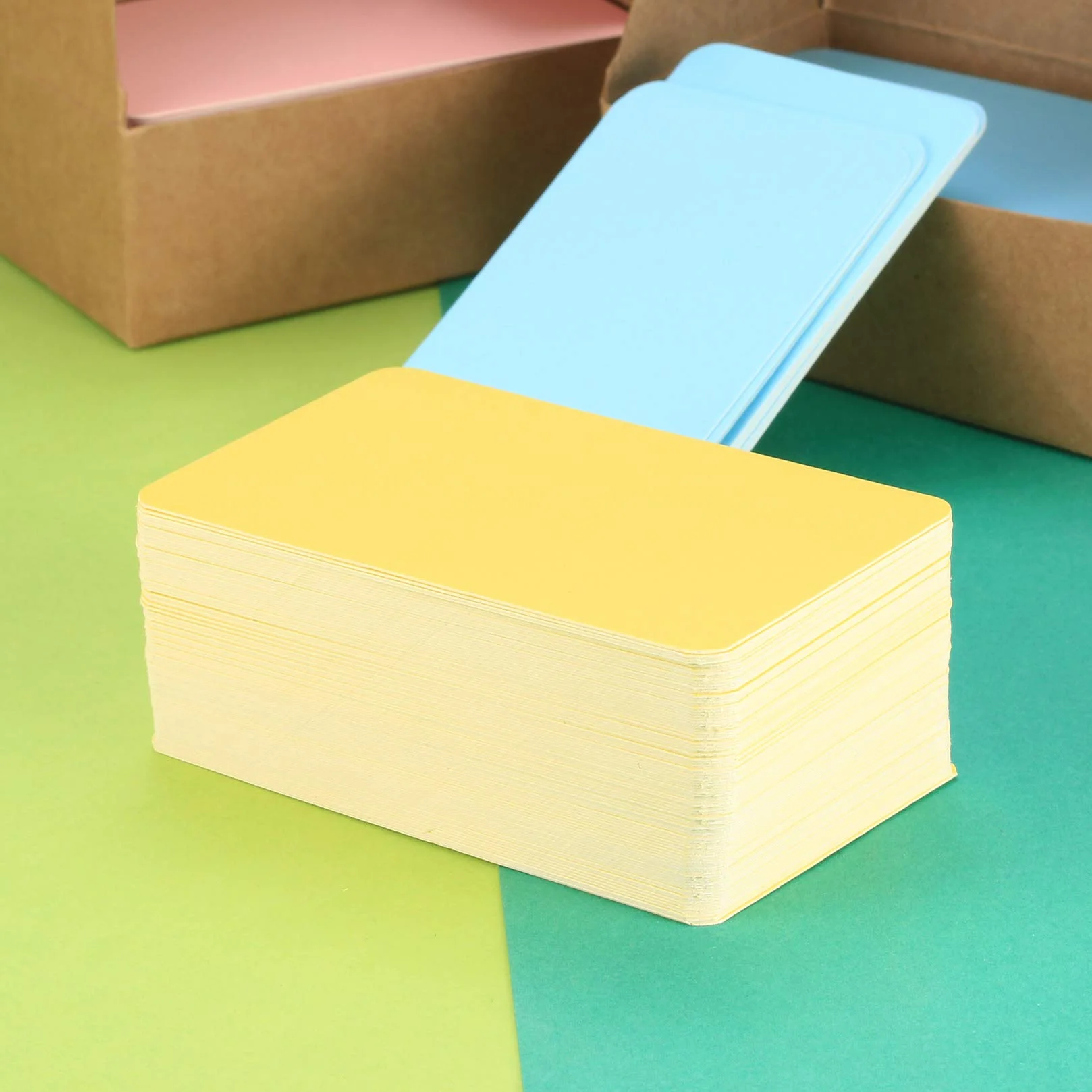 Lot de 400 cartes vierges colorées Kraft pour loisirs créatifs rose/vert/jaune/bleu