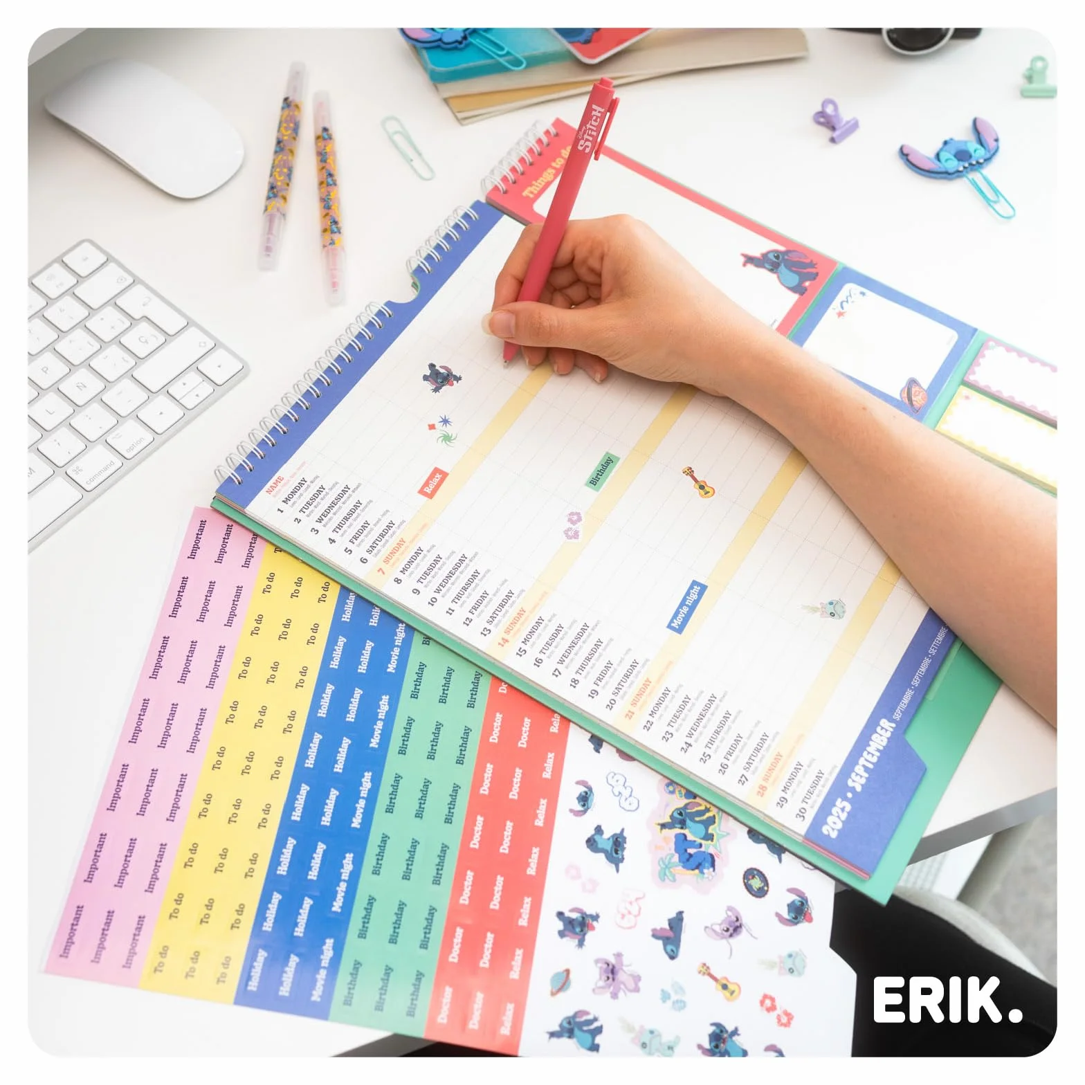 Grupo Erik Calendrier Disney Stitch 16 mois Septembre 2025 à Décembre 2026 Planificateur Mensuel Familial avec Crochet