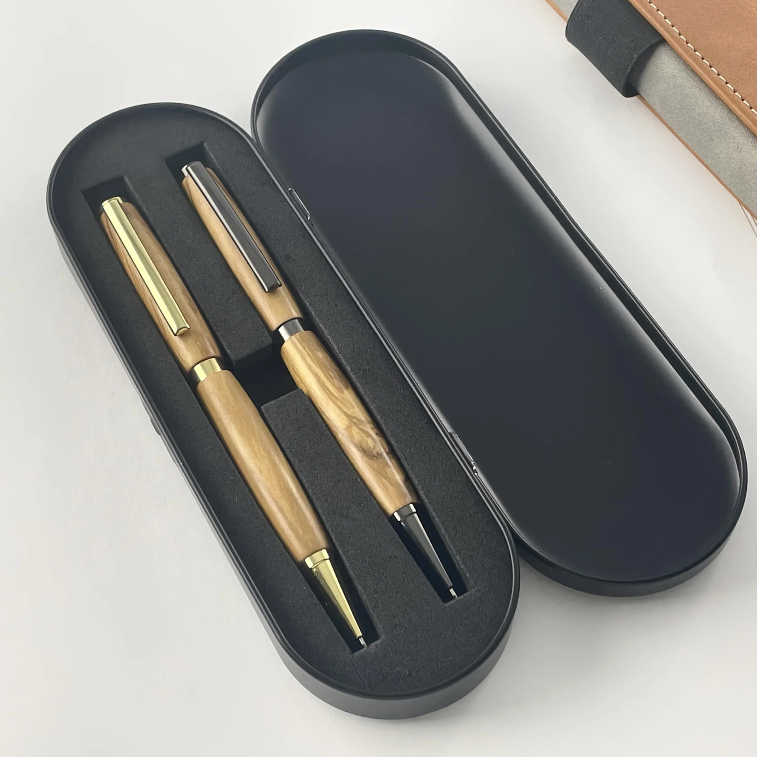 Parure 2 Stylos Bois Olivier d’Italie Fabriqué à la Main en France Cadeau Stylo Personnalisé Gravure Boite Métal