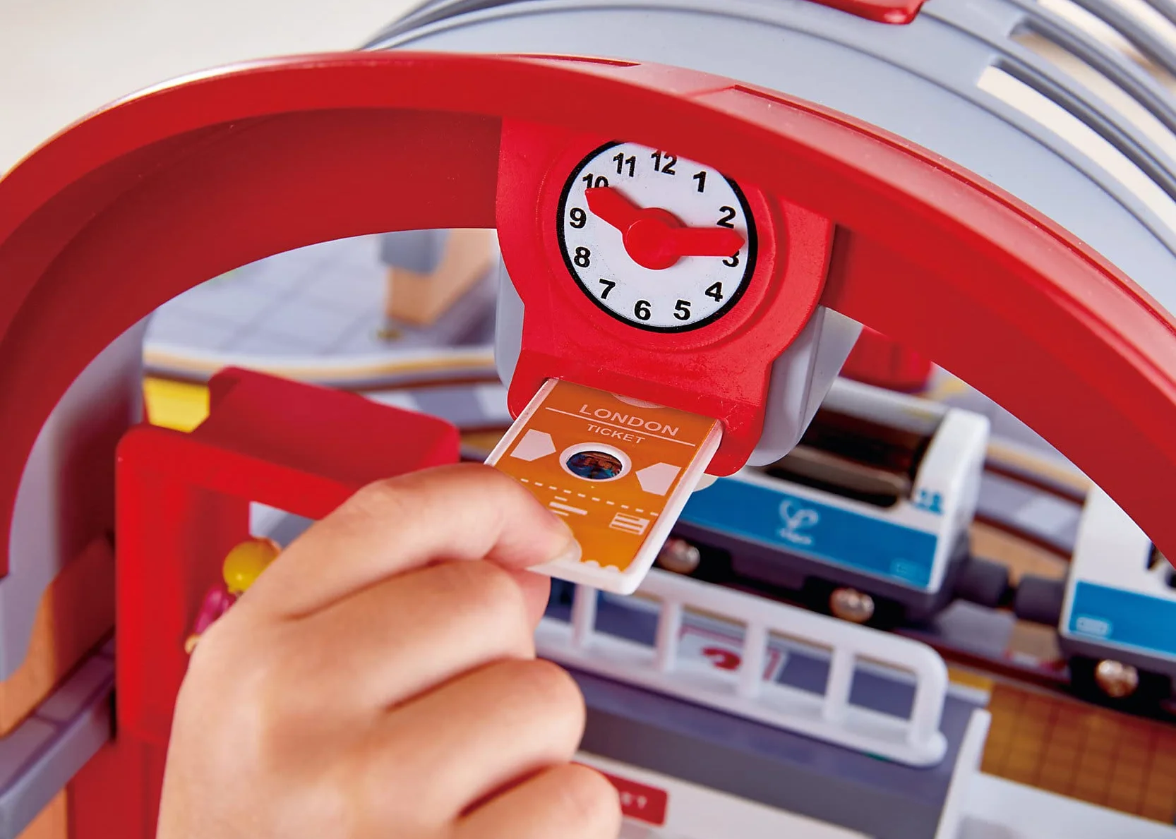 Jouet Hape Grande Gare Urbaine pour Circuit Train Bois - 45 Pièces - Compatible Circuits Traditionnels