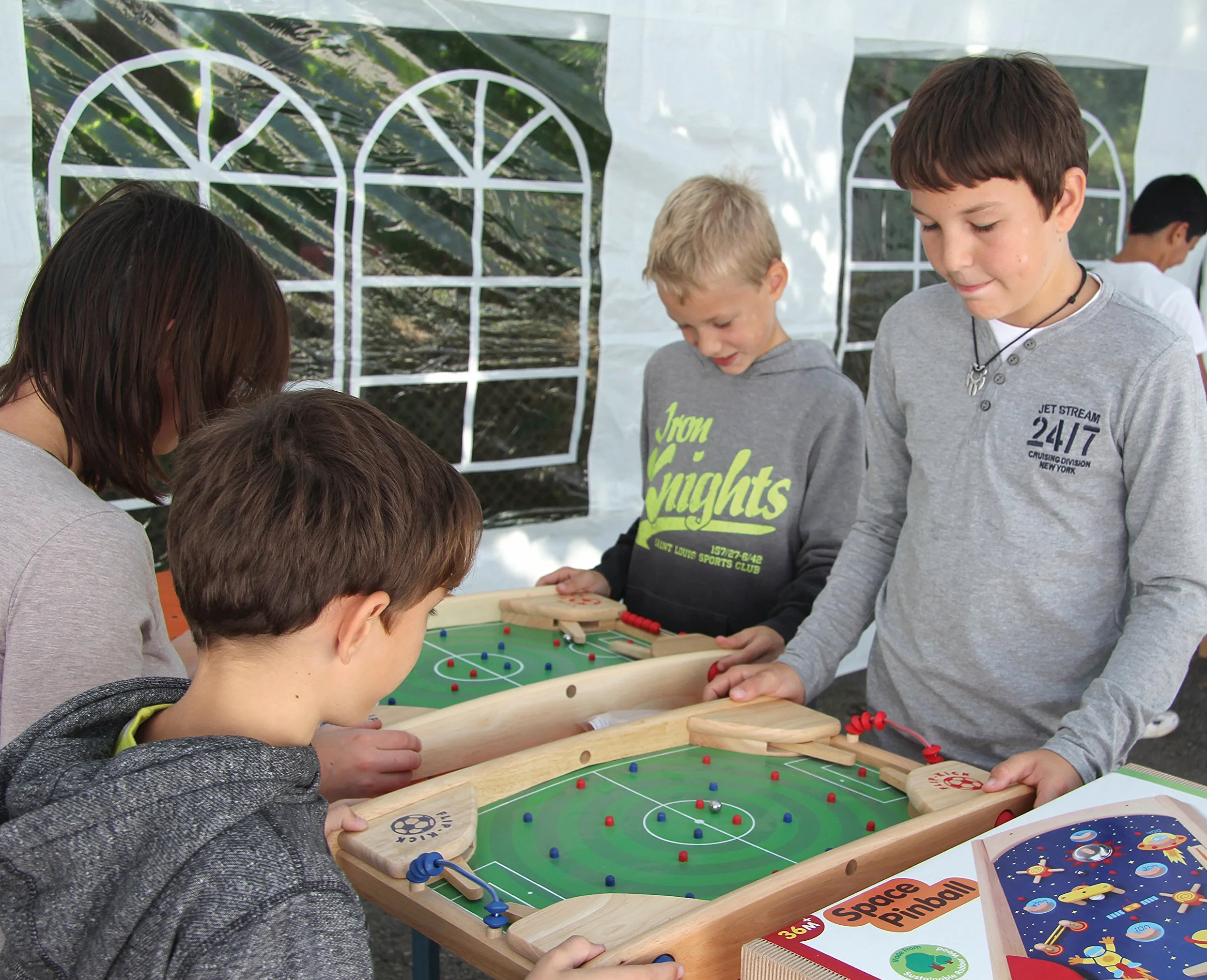 Flip Kick Deluxe, 58 cm, Flipper et Kicker Mix, Le Jeu Parfait de compétences de Football pour 2 Joueurs de Tous âges, Compact et Robuste, adapté à Toute Table ou Sol et est Facile à Transporter