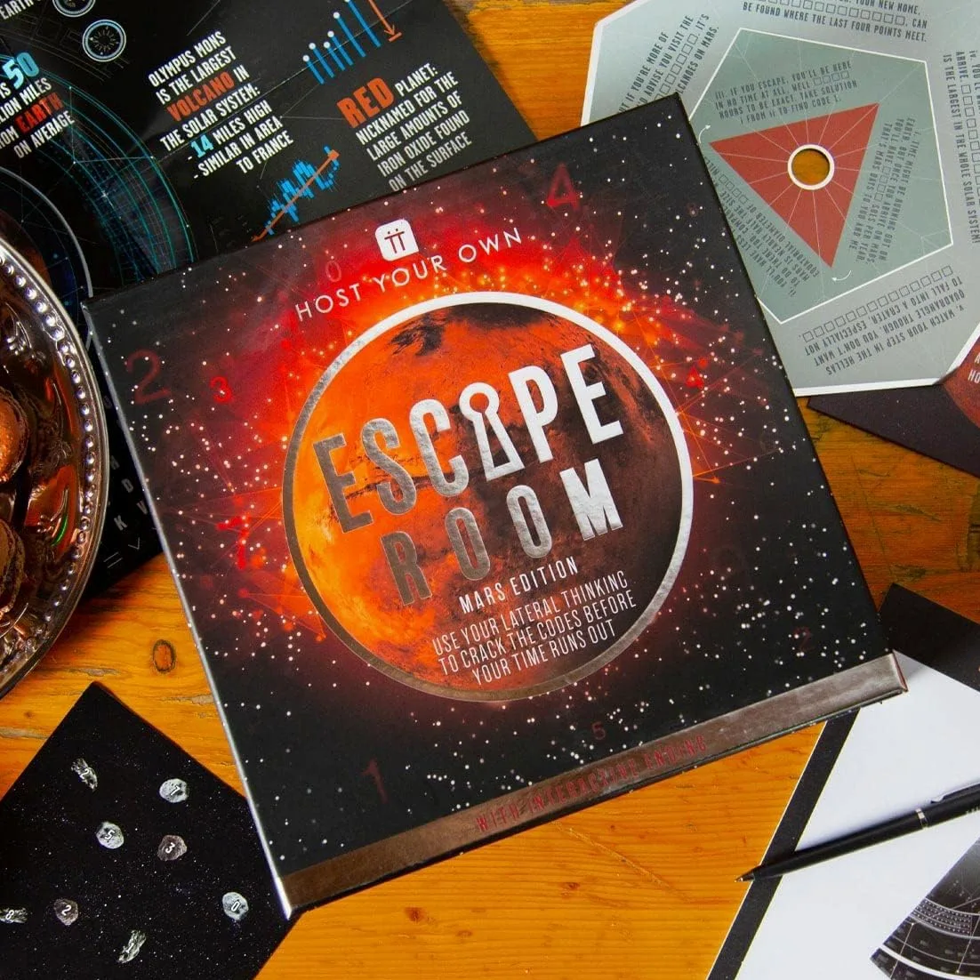 Talking Tables Jeu d'évasion sur Le thème de l'espace Mars à la Maison | Organisez Votre Propre soirée de Jeux avec des éléments interactifs | pour Anniversaire, dîner, Cadeau de Noël Rouge