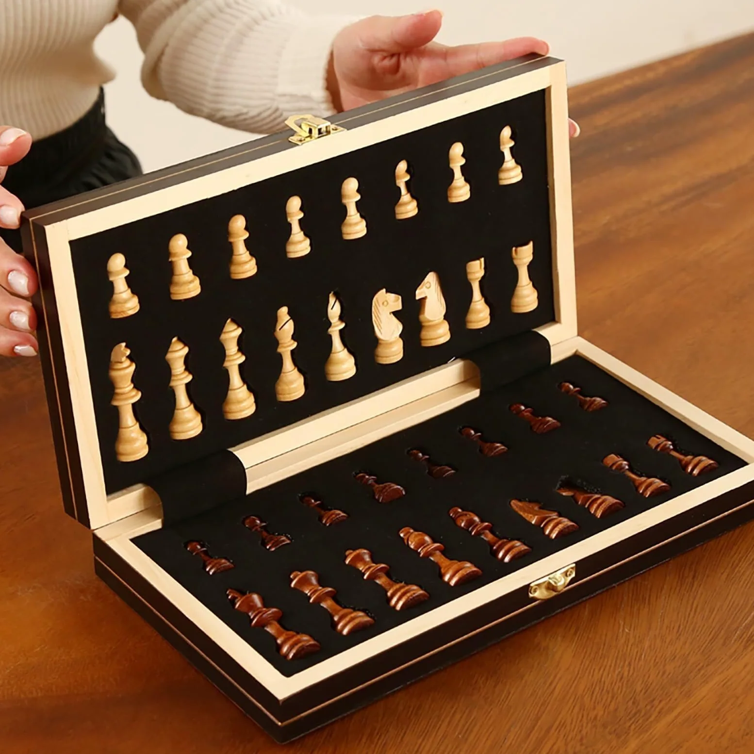 Grand jeu d'échecs de luxe en bois, parfait for les adultes et les débutants. Jeux de société au design pliable unique avec 2 reines.