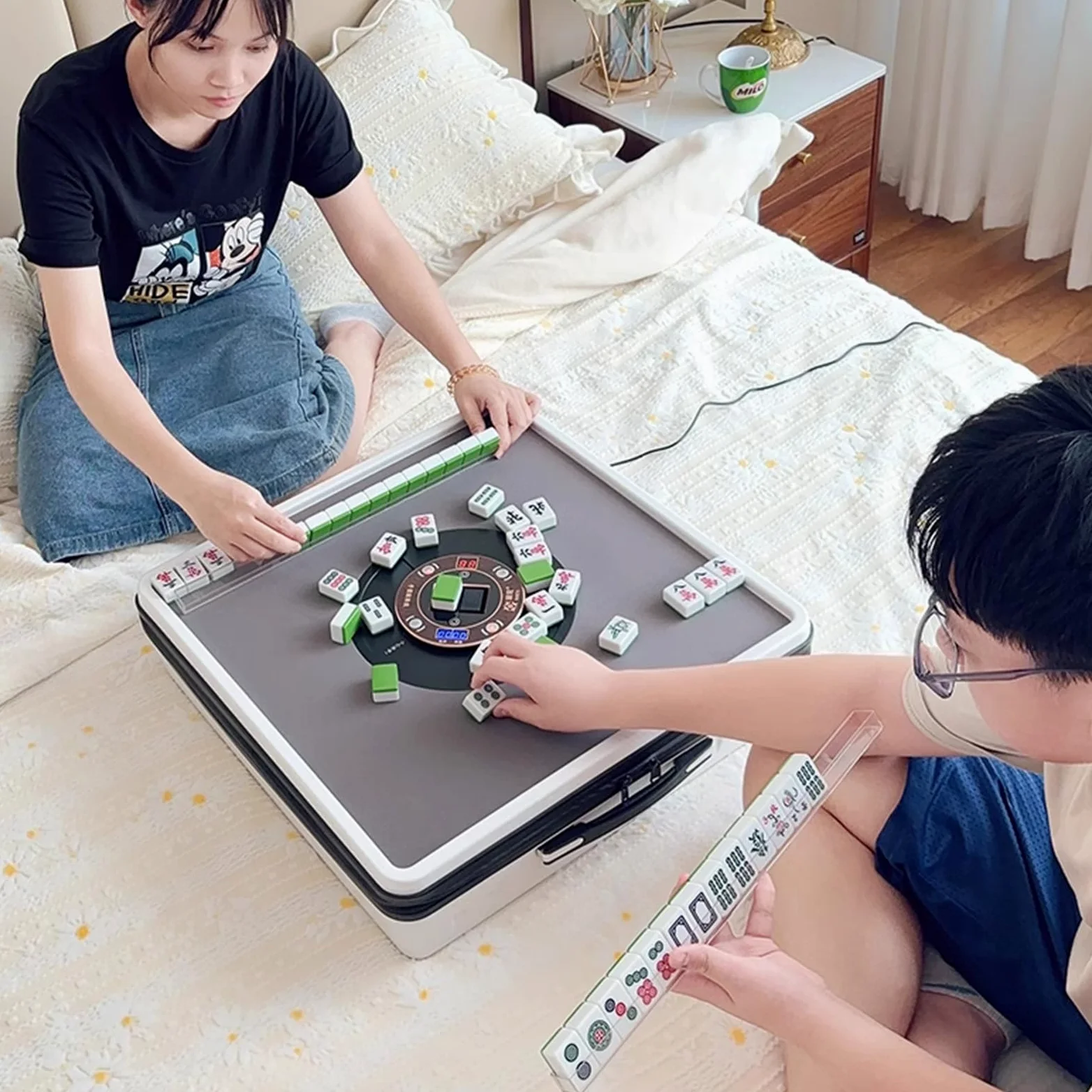 Table de mahjong automatique avec 144 carreaux magnétiques, design compact pour 2 à 5 joueurs, parfaite pour une utilisation en intérieur et en extérieur