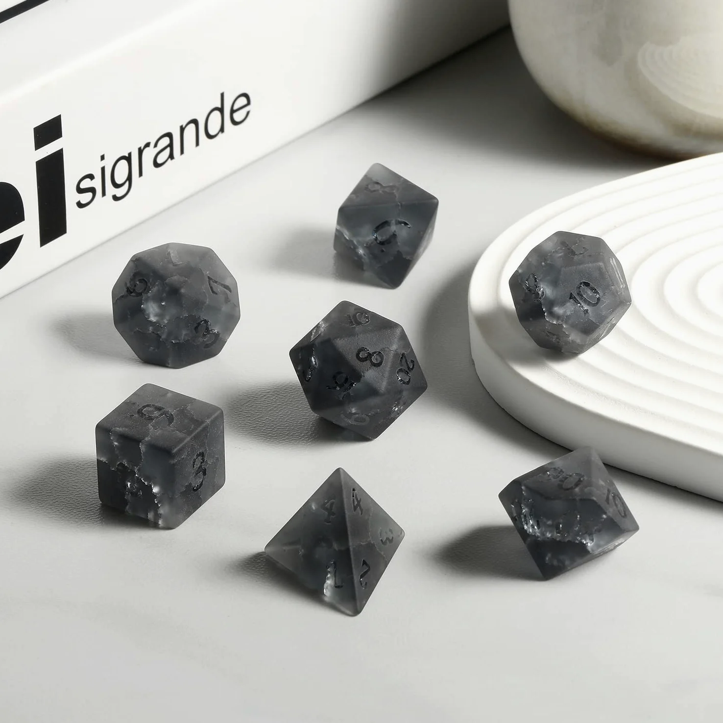 Lot de 7 dés DND en verre craquelé en zircon noir avec excellent étui cadeau pour jeu de table Donjons DND et dragon (verre noir avec chiffres rasés)