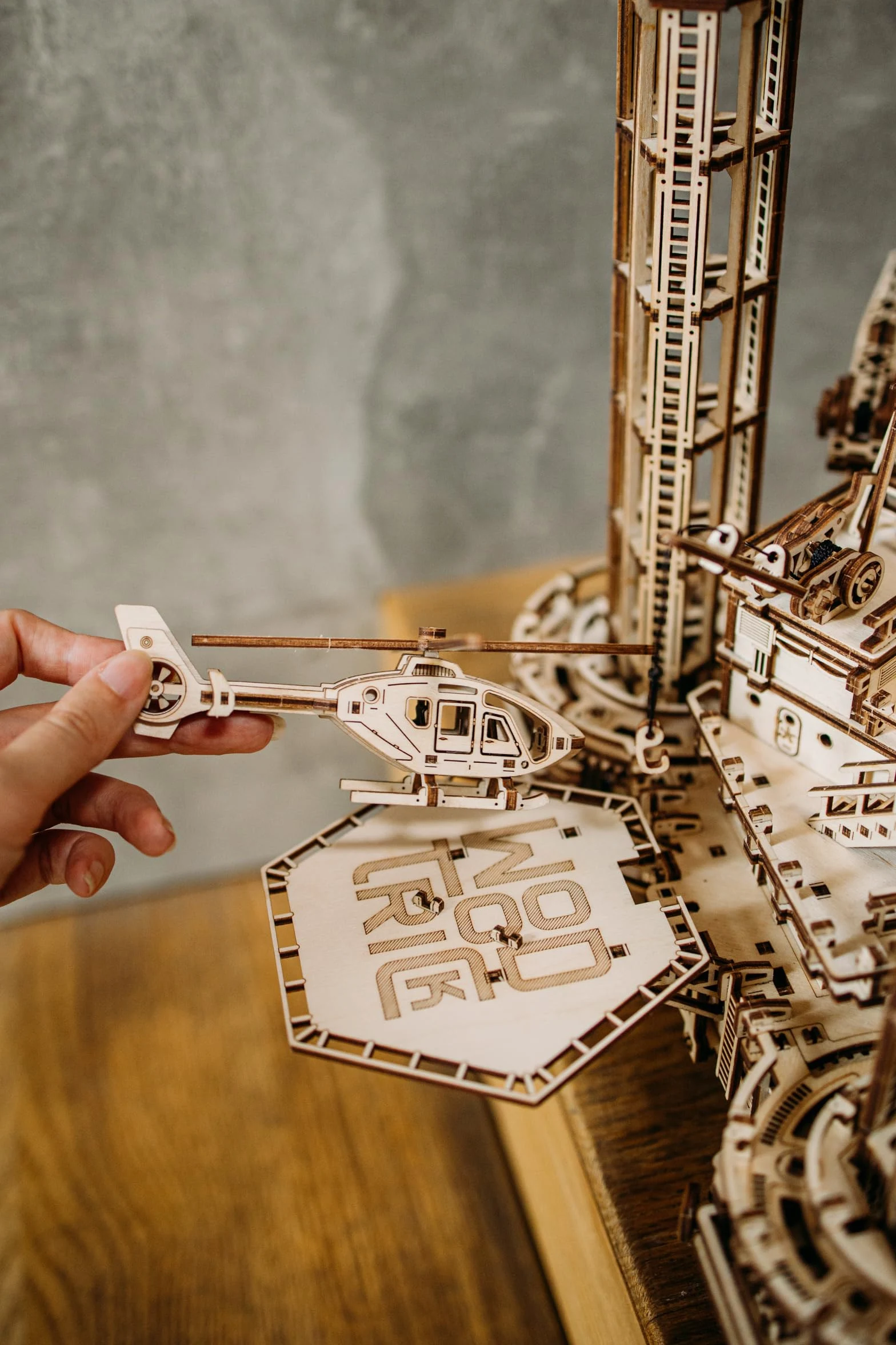 Wood Trick Offshore Rig Interactive Puzzle 3D en Bois pour Adultes à Construire