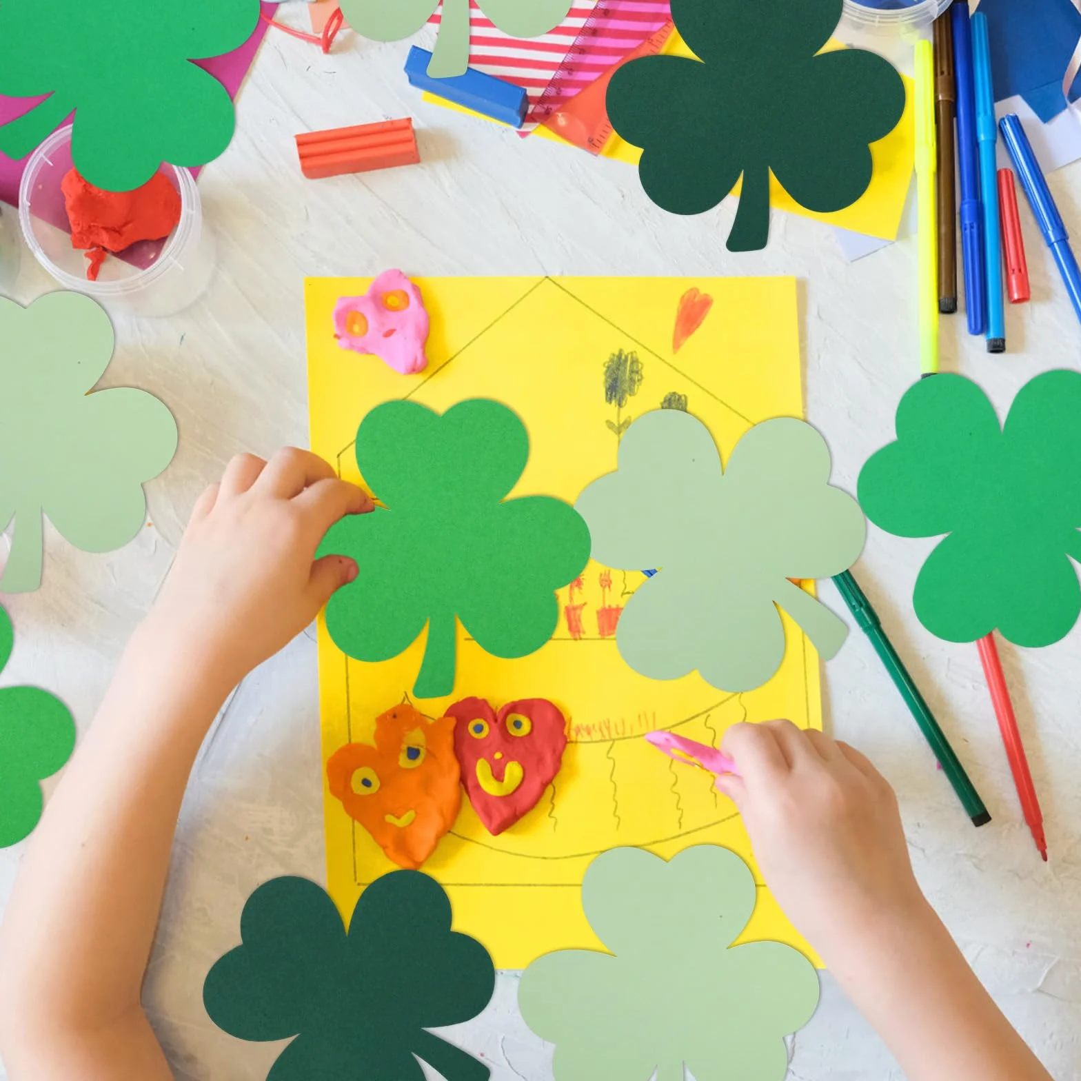 48pcs Trèfle Découpe Double Face Saint-Patrick Papier Deco Décorations Trèfles Vertes Loisirs Créatifs