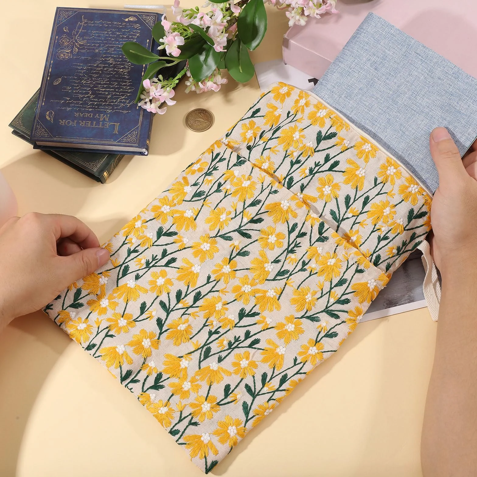 GLOBLELAND Étui de Livre Brodé de Fleurs avec Fermeture Éclair Jaune Marguerite pour Livres Brochés et Reliés