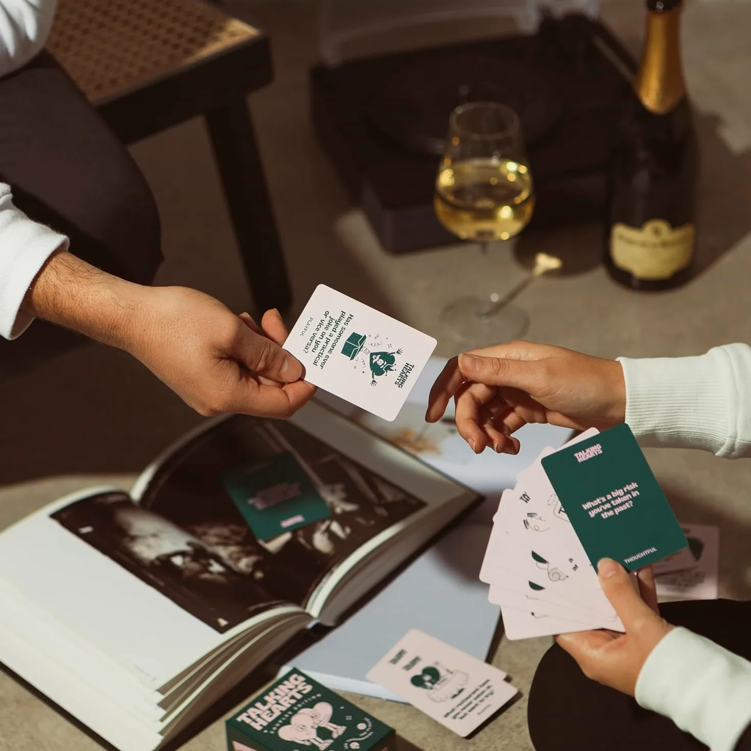 Talking Hearts Carte de conversation – Jeu de cartes pour couple pour rendez-vous amoureux et aventures de voyage | Excellent cadeau pour les couples – 200 questions
