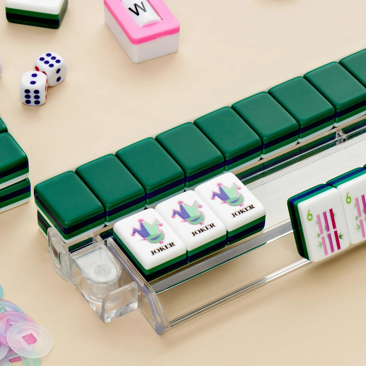 Ensemble de carreaux de mahjong américain (4 couches), 3,1 cm avec sac de transport, ensemble de mahjong de voyage vert 160 pièces, 4 supports tout-en-un, poussoirs et accessoires, cadeaux