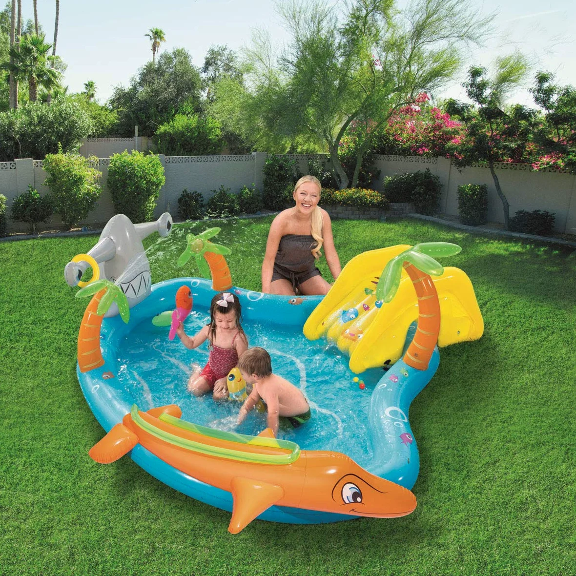 Bestway 53067 Aire de jeux pataugeoire Vie de la Mer 280 x 257 x 87 cm avec arroseur Extra Large Multicolore