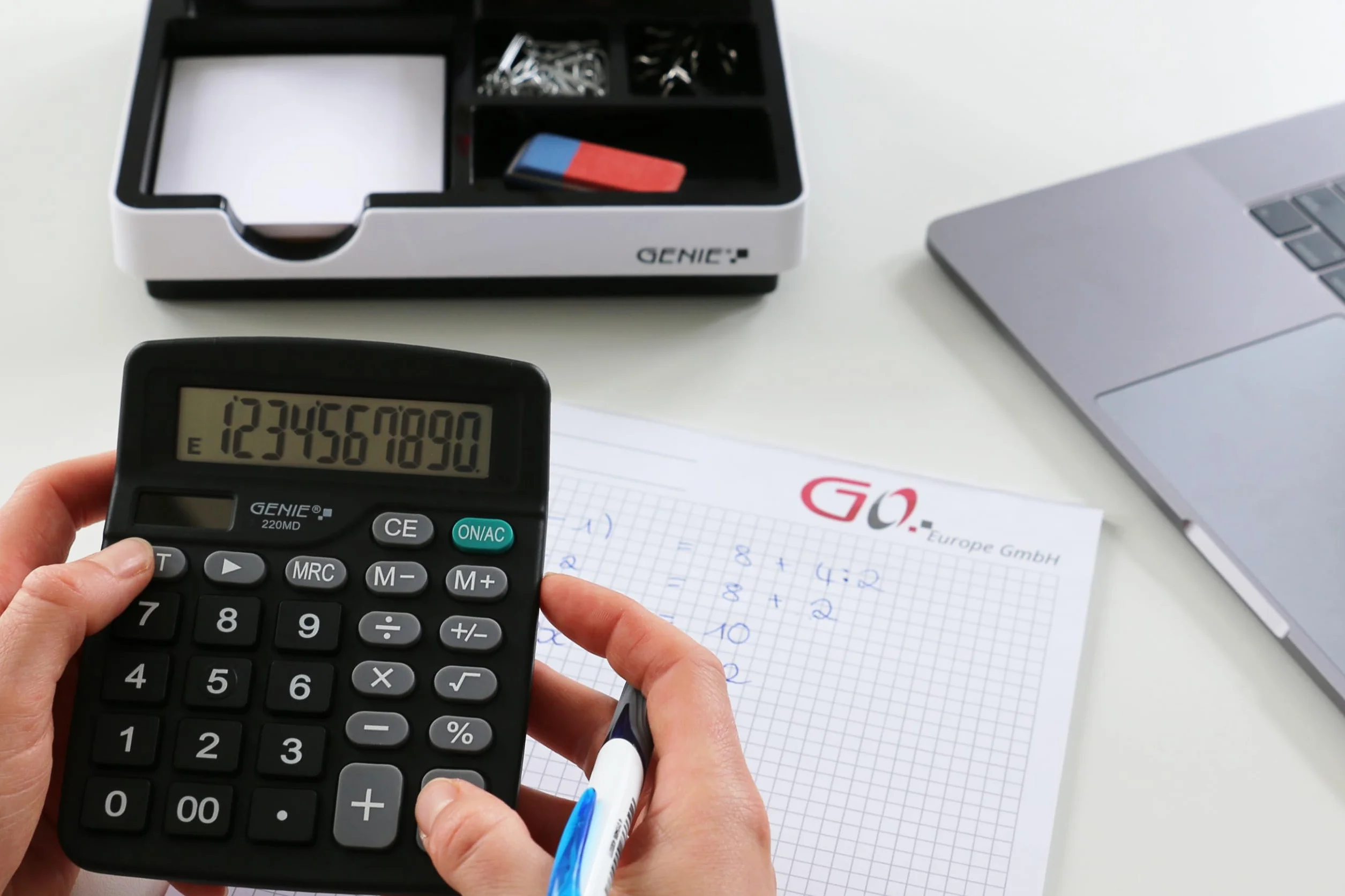 Genie Calculatrice de Bureau 220 MD 10 Chiffres Double Alimentation Solaire et Batterie Noir