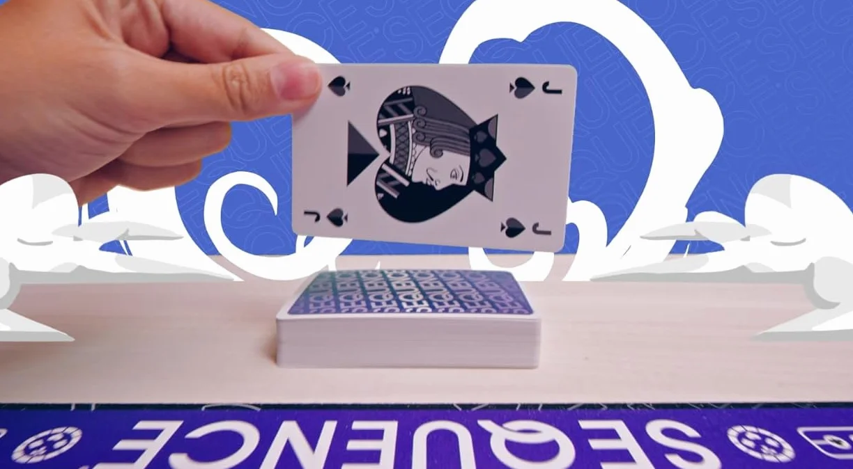 Sequence Jeu de Société Famille Enfants dès 7 Ans - Alignez 5 Pions - Jeu de Stratégie avec Rebondissements - Jeu de Cartes - 2 à 12 Joueurs