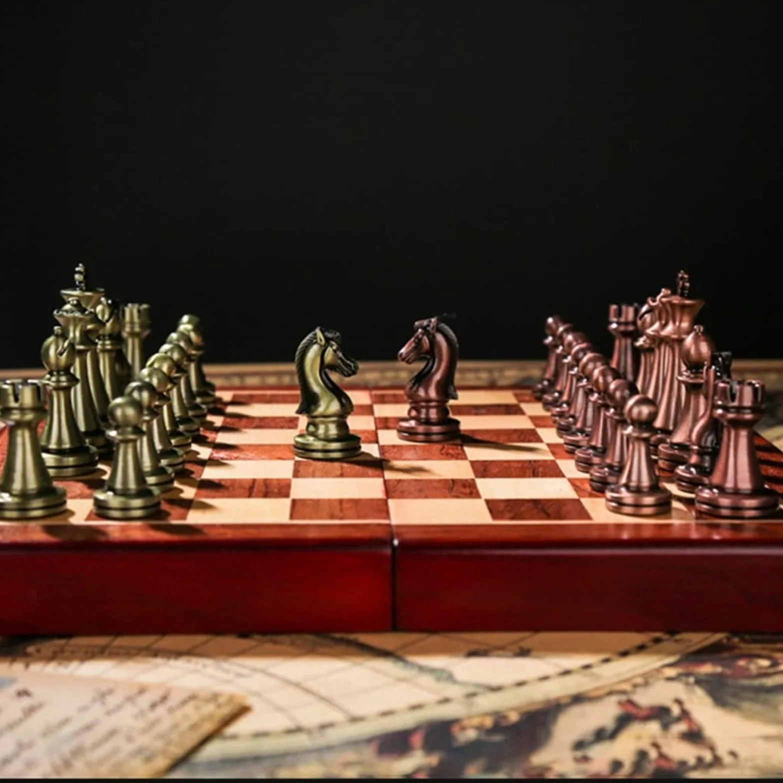 Jeu d'échecs rétro en métal avec échiquier Pliant en Bois échecs | Et des pièces standards classiques faites à la main.