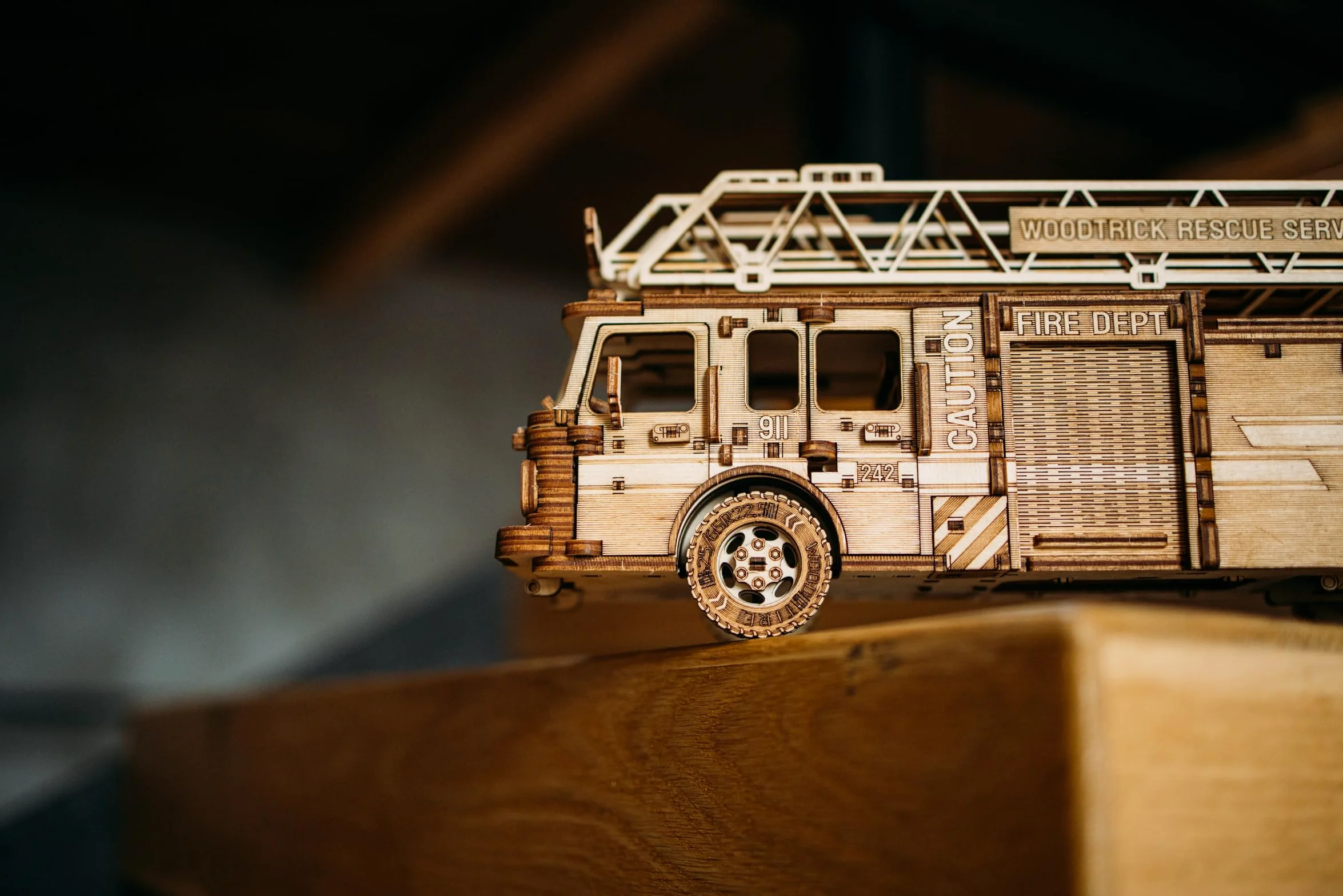 Wood Trick Rescue Firetruck Puzzle 3D en Bois pour Adultes à Construire | [636 Pièces] Roule sur 6,1 m - Kit de Maquette Mécanique de Locomotive en Bois DIY à Construire pour Adultes
