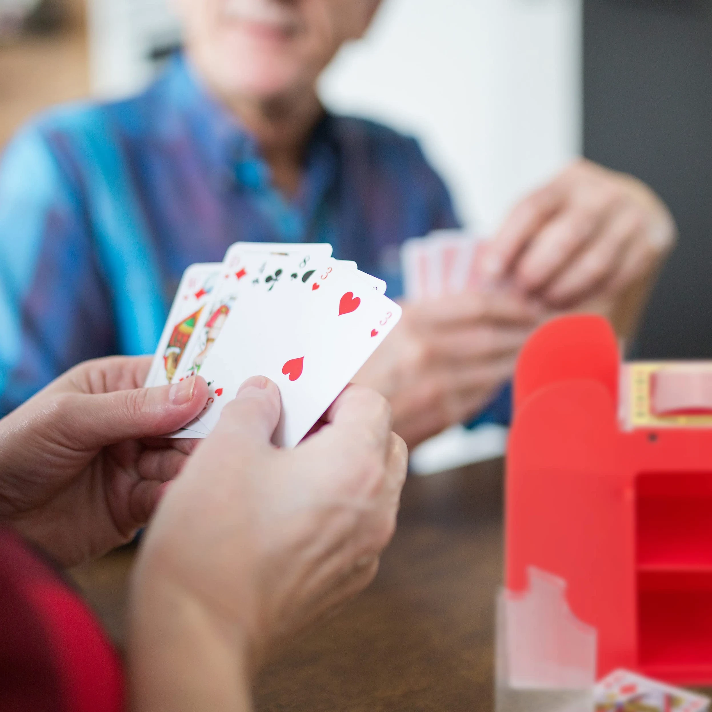 Relaxdays Mélangeur de Cartes, 6 Jeux, Automatique, Cartes jusqu'à 91 mm, Appareil à mélanger Carte, Plastique, Rouge