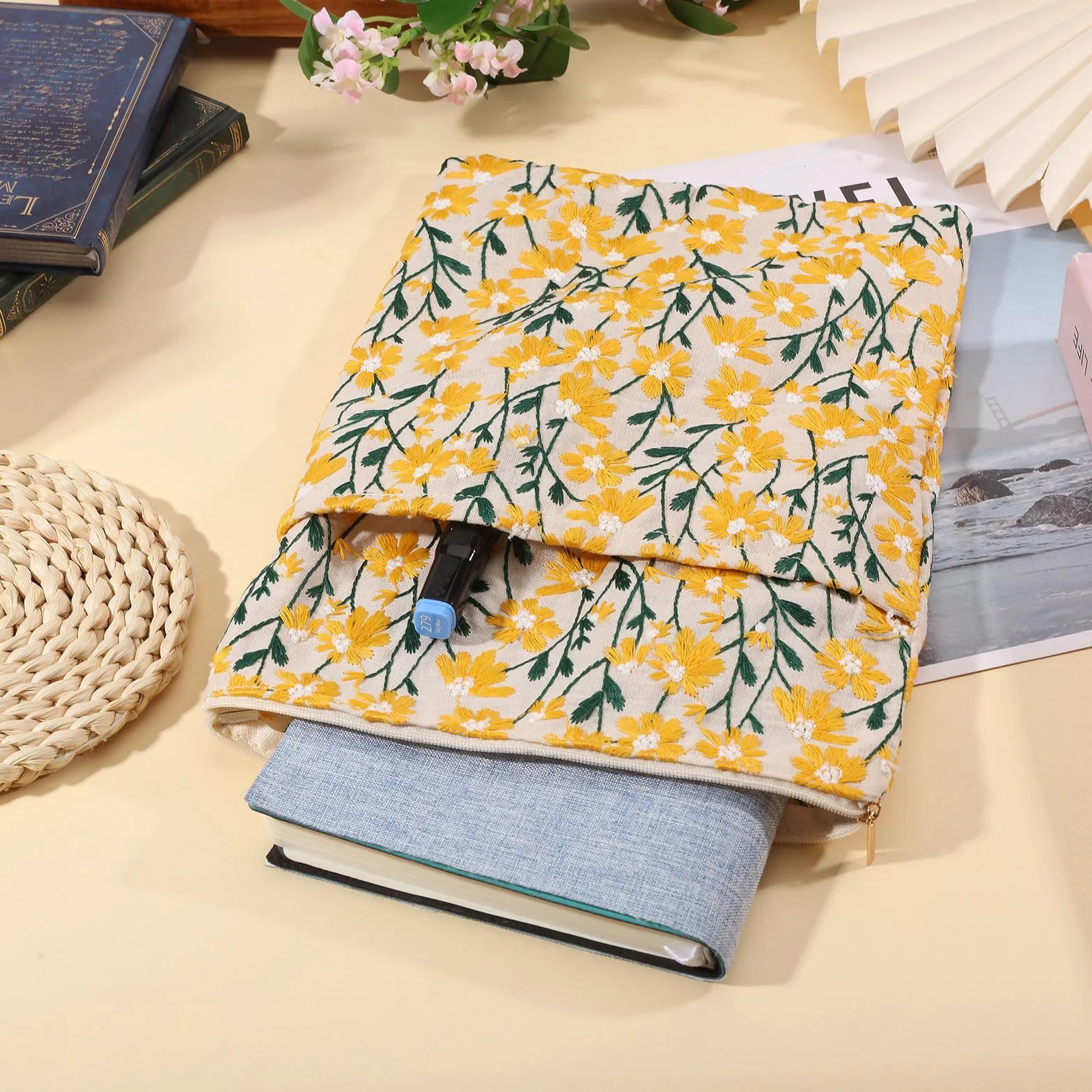 GLOBLELAND Étui de Livre Brodé de Fleurs avec Fermeture Éclair Jaune Marguerite pour Livres Brochés et Reliés