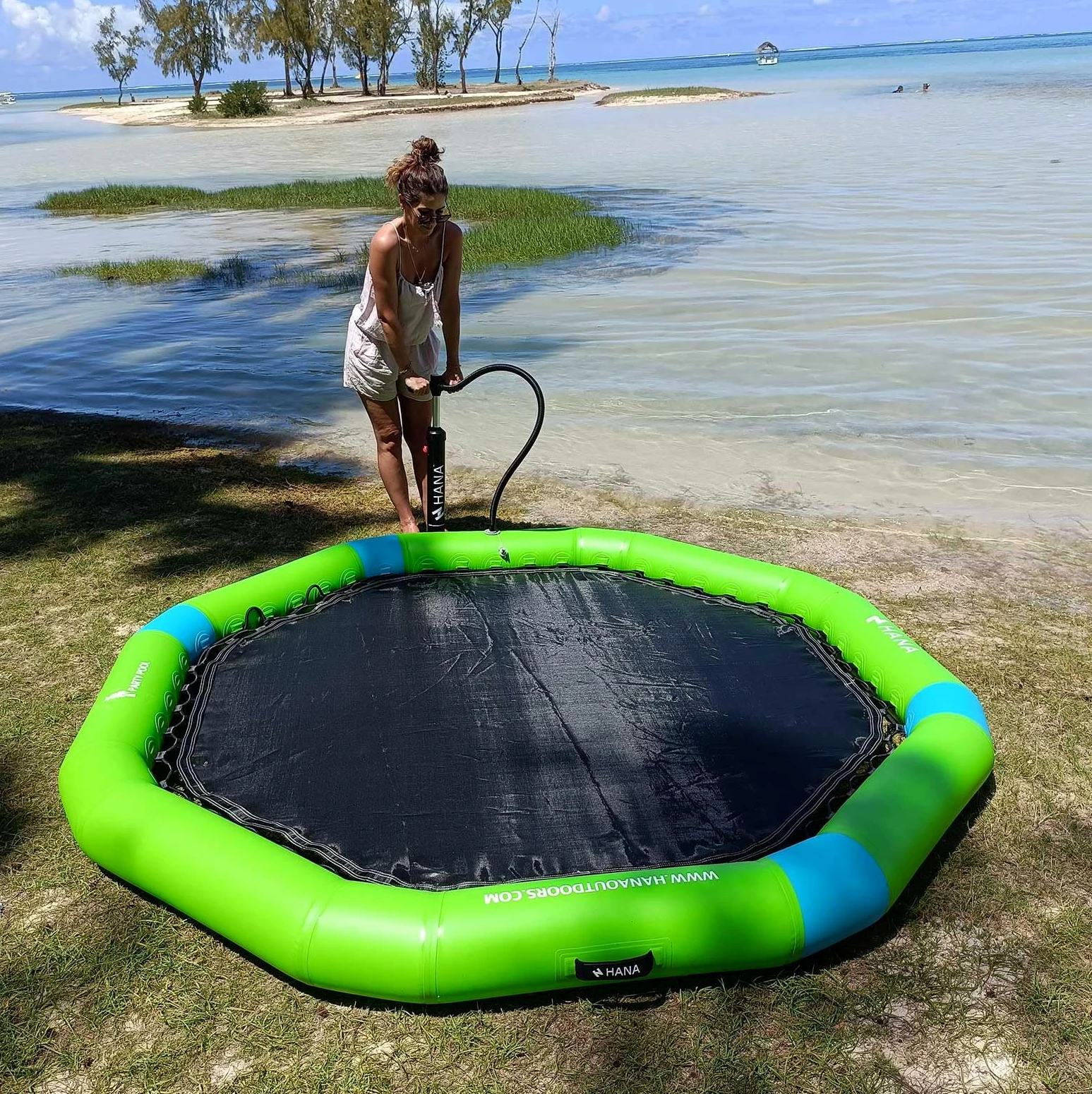 HANA Party Pool Hamac Gonflable Flottant – Aire de Jeu Aquatique pour 6 Personnes – Île Flottante Stable et Légère – avec Sac et Pompe – Idéal Plage, Bateau, Piscine et Lac – Diamètre 250cm