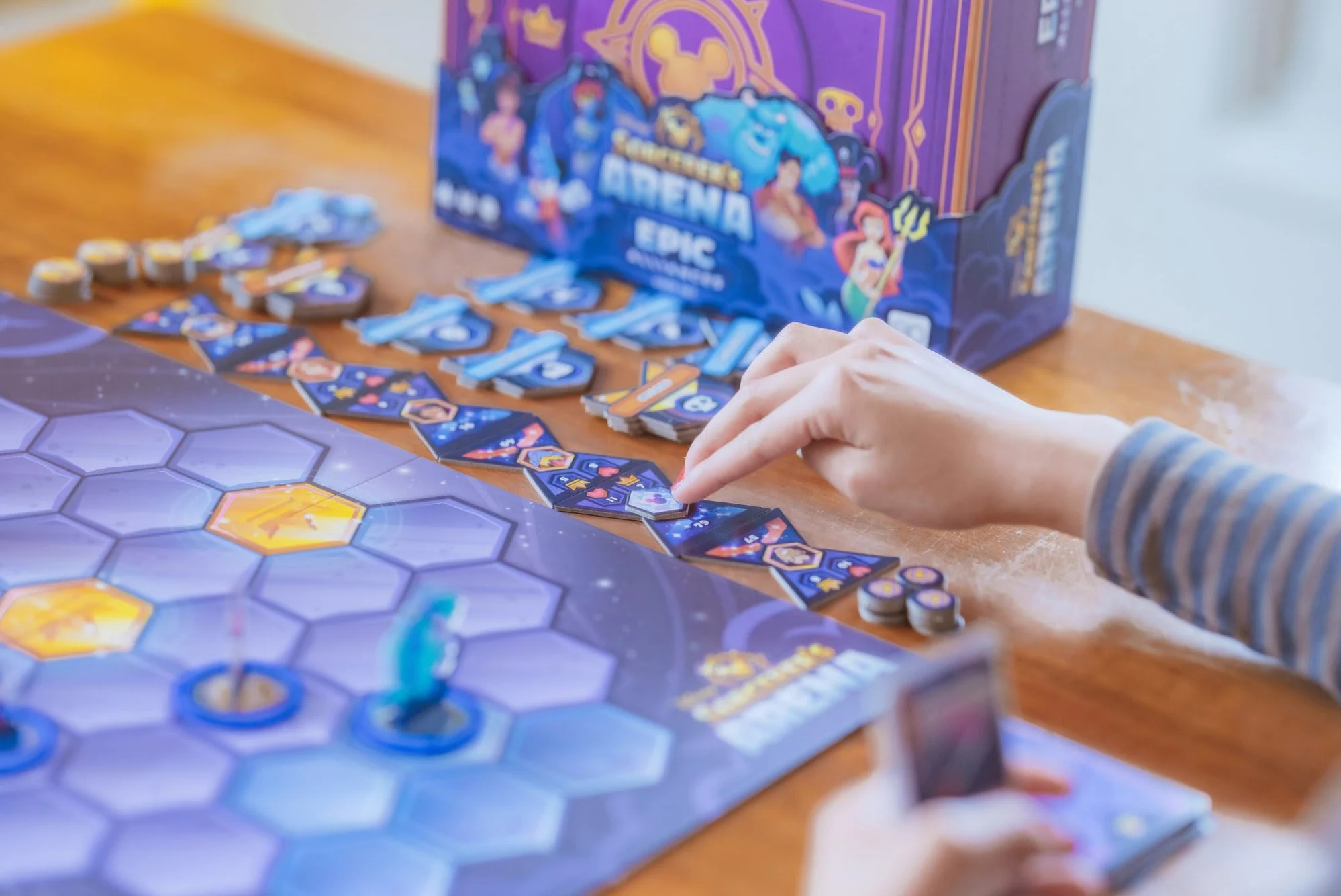 Asmodee - Cortex Challenge - Edition Disney - Jeux de société - Jeux de cartes - Jeu de mémoire et d'observation - Jeu famille à partir de 6 ans - 2 à 6 joueurs - version italienne