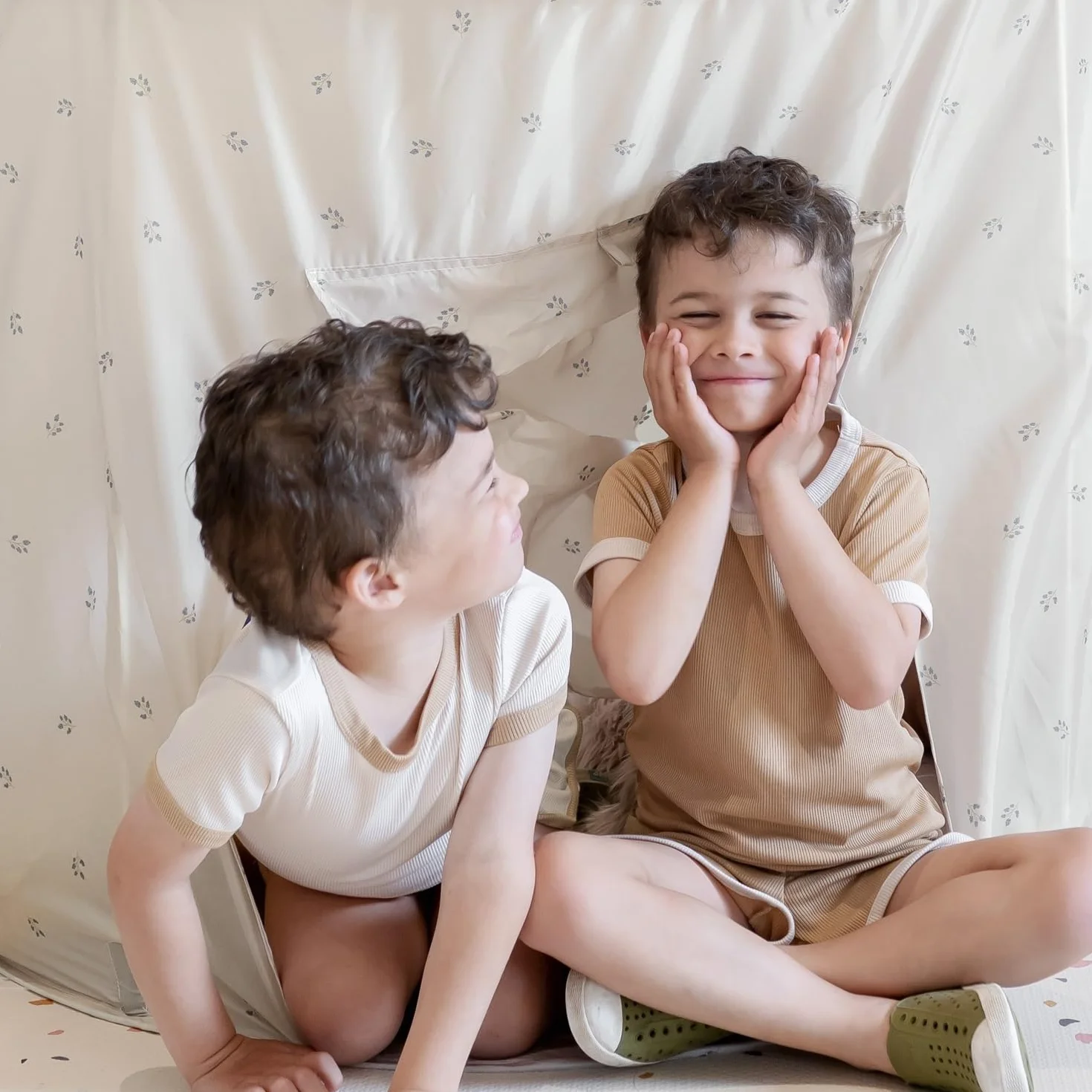 3 Sprouts Tente de Jeu Enfant Intérieure et Extérieure Cabane Château Maison de Jeu Myrtille Taupe