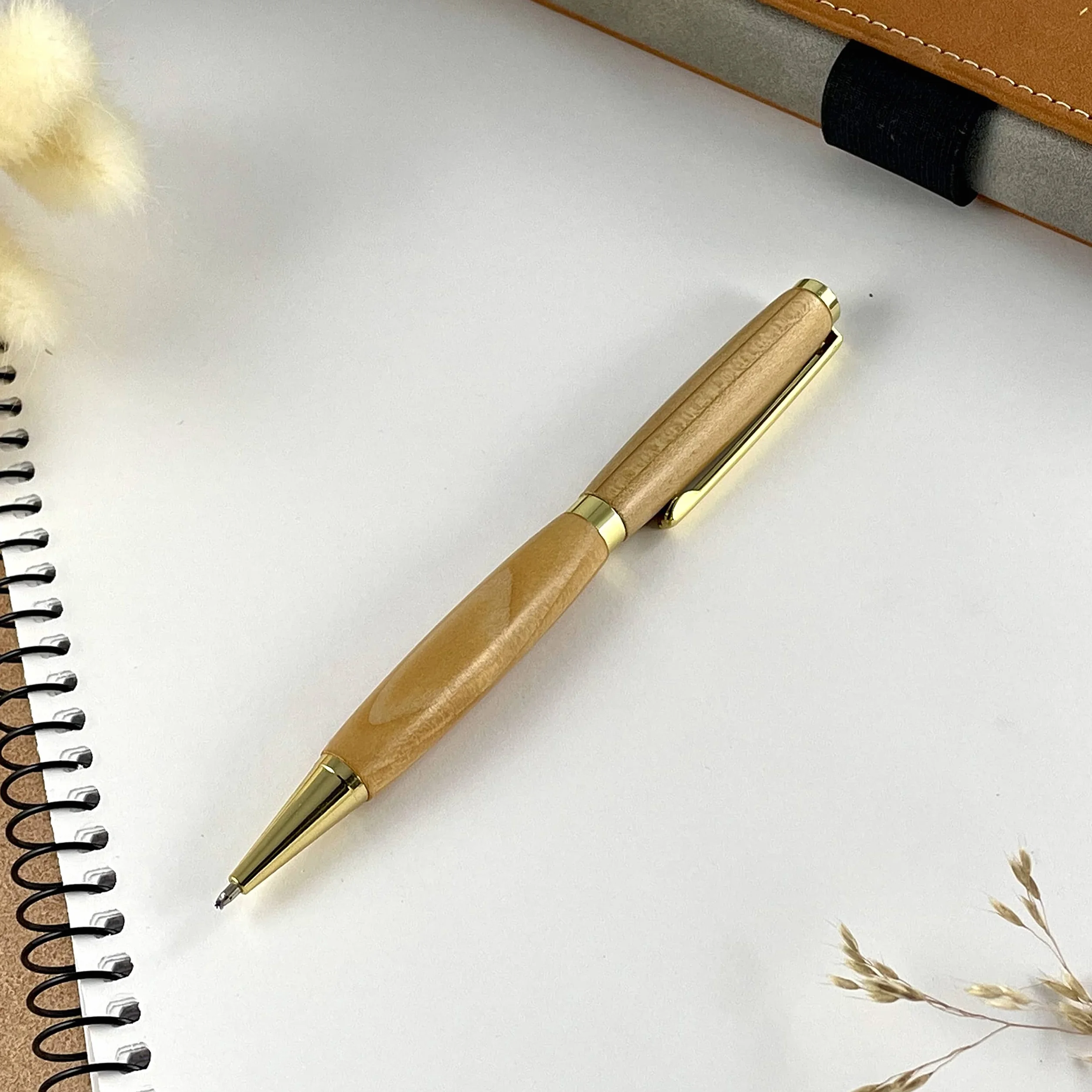Stylo bille artisanal bois de Cèdre Français fait main en France – Gravure personnalisable – Coffret métal – Cadeau