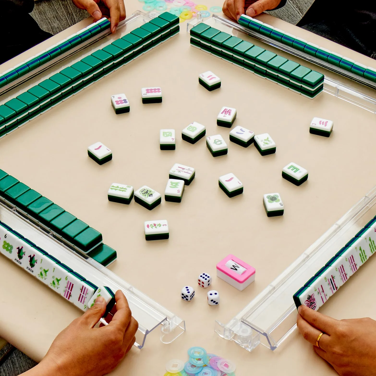 Ensemble de carreaux de mahjong américain (4 couches), 3,1 cm avec sac de transport, ensemble de mahjong de voyage vert 160 pièces, 4 supports tout-en-un, poussoirs et accessoires, cadeaux
