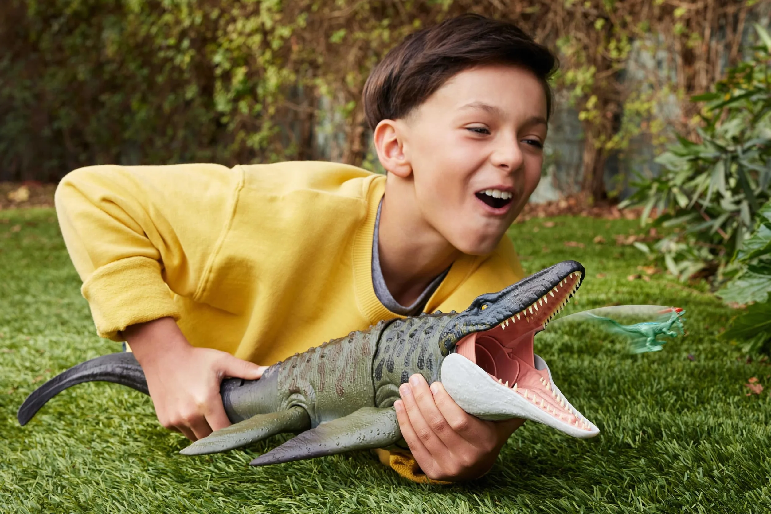 Mattel Jurassic World Figurine articulée Mosasaurus avec fonction mordre et recracher et mini-Dilophosaurus JJP80