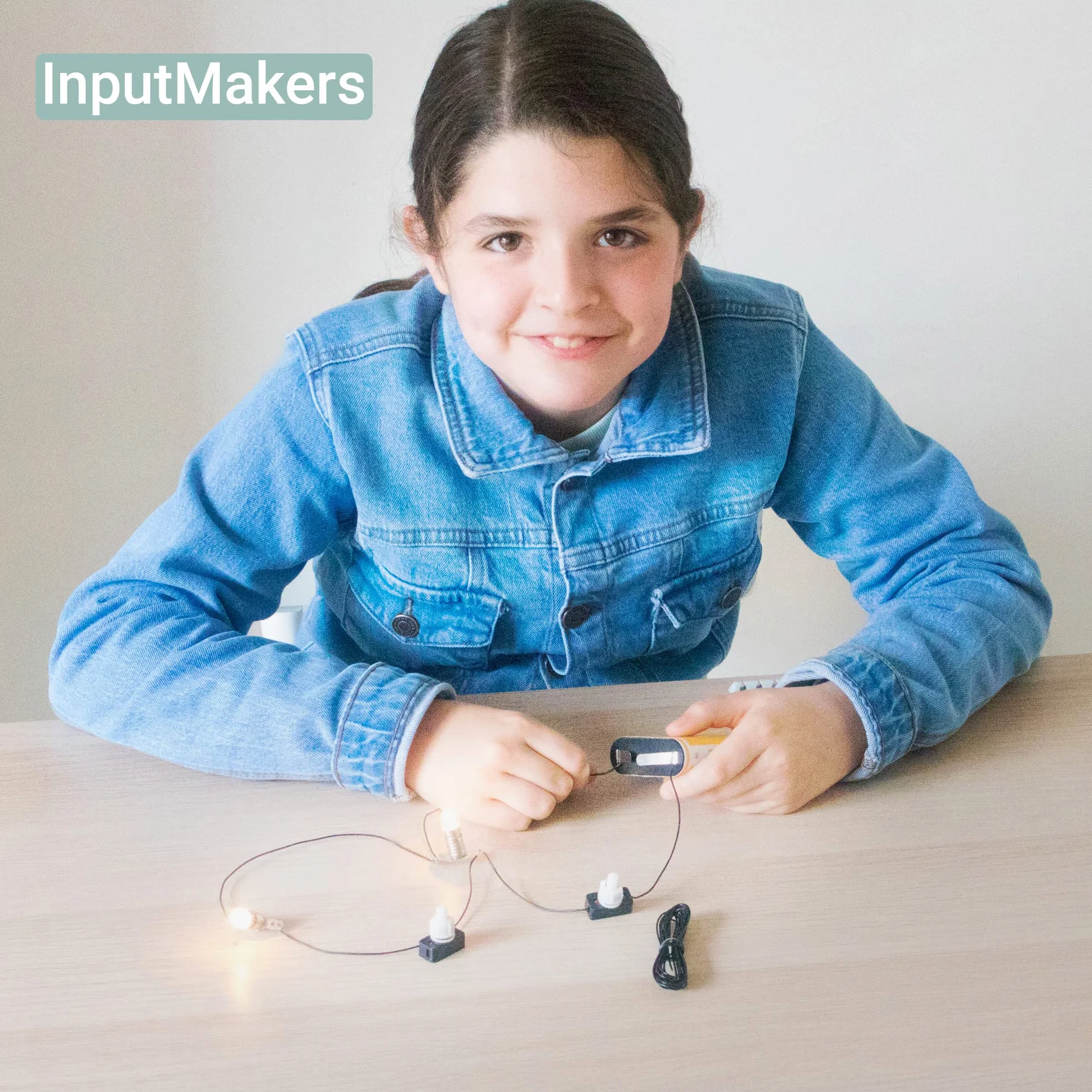 Kit d'électricité E10 : 25 ampoules 3,8 V 0,3 A et 25 douilles pour expériences circuits électriques