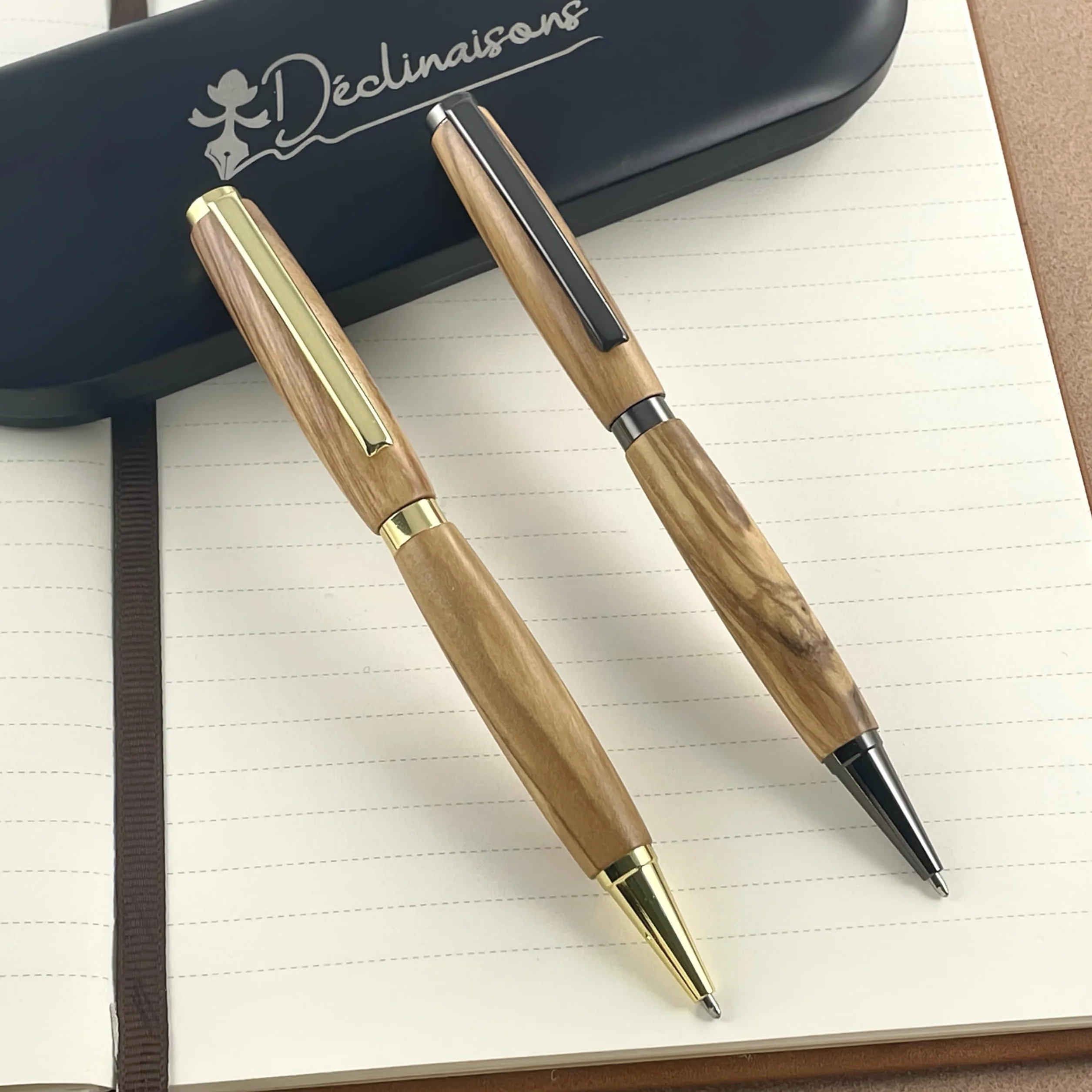 Parure 2 Stylos Bois Olivier d’Italie Fabriqué à la Main en France Cadeau Stylo Personnalisé Gravure Boite Métal