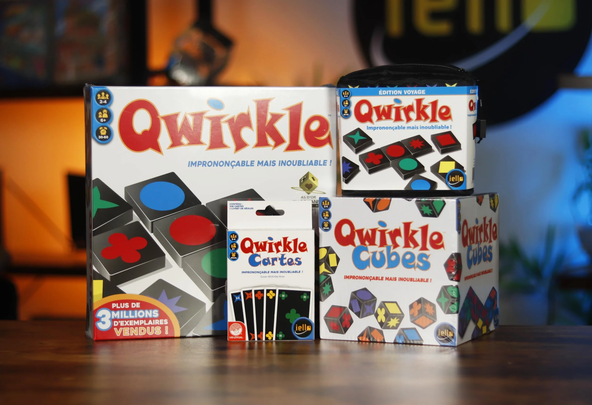 IELLO Qwirkle Voyage Jeu de Société Familial Compact Logique Stratégie Format Transportable 2-4 Joueurs 30 Min Dès 6 Ans