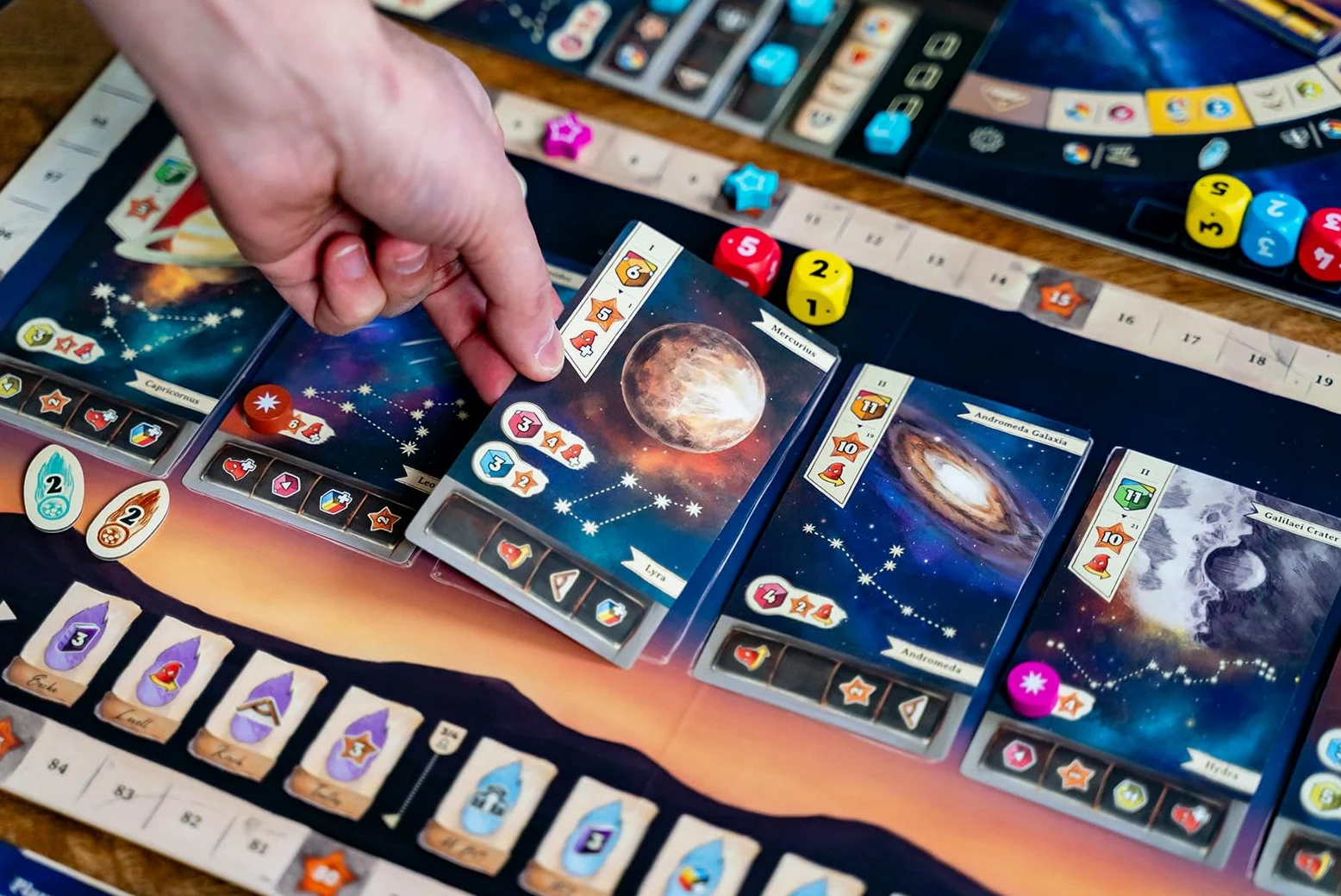 Capstone Games Galileo Galilei - Jeu de société - Eurogame à sélection d’Actions - Jeu Familial - 1 à 4 Joueurs - Anglais - À partir de 14 Ans