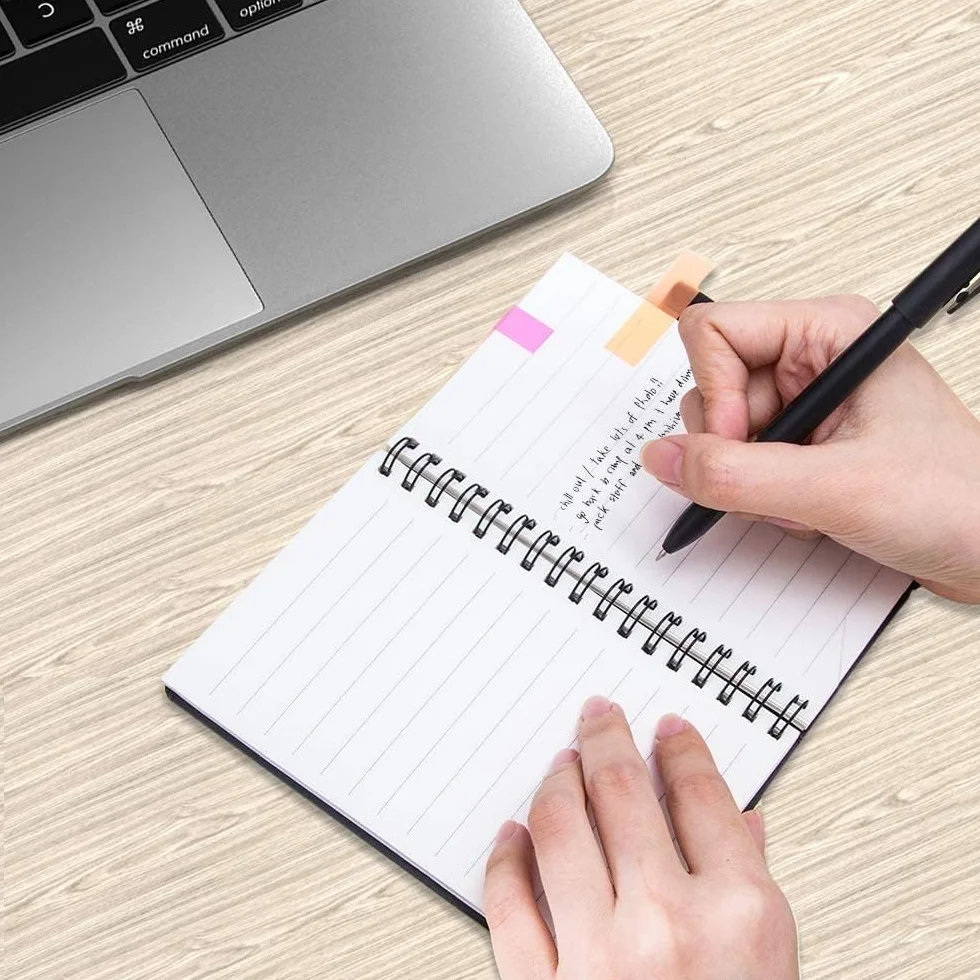 AGPTEK Carnet à Spirale avec Notes Colorées, Bloc Note Couverture Kraft, Cahier Spirale avec Porte-Stylo, Notes Autocollantes pour Étude et Bureau Noir